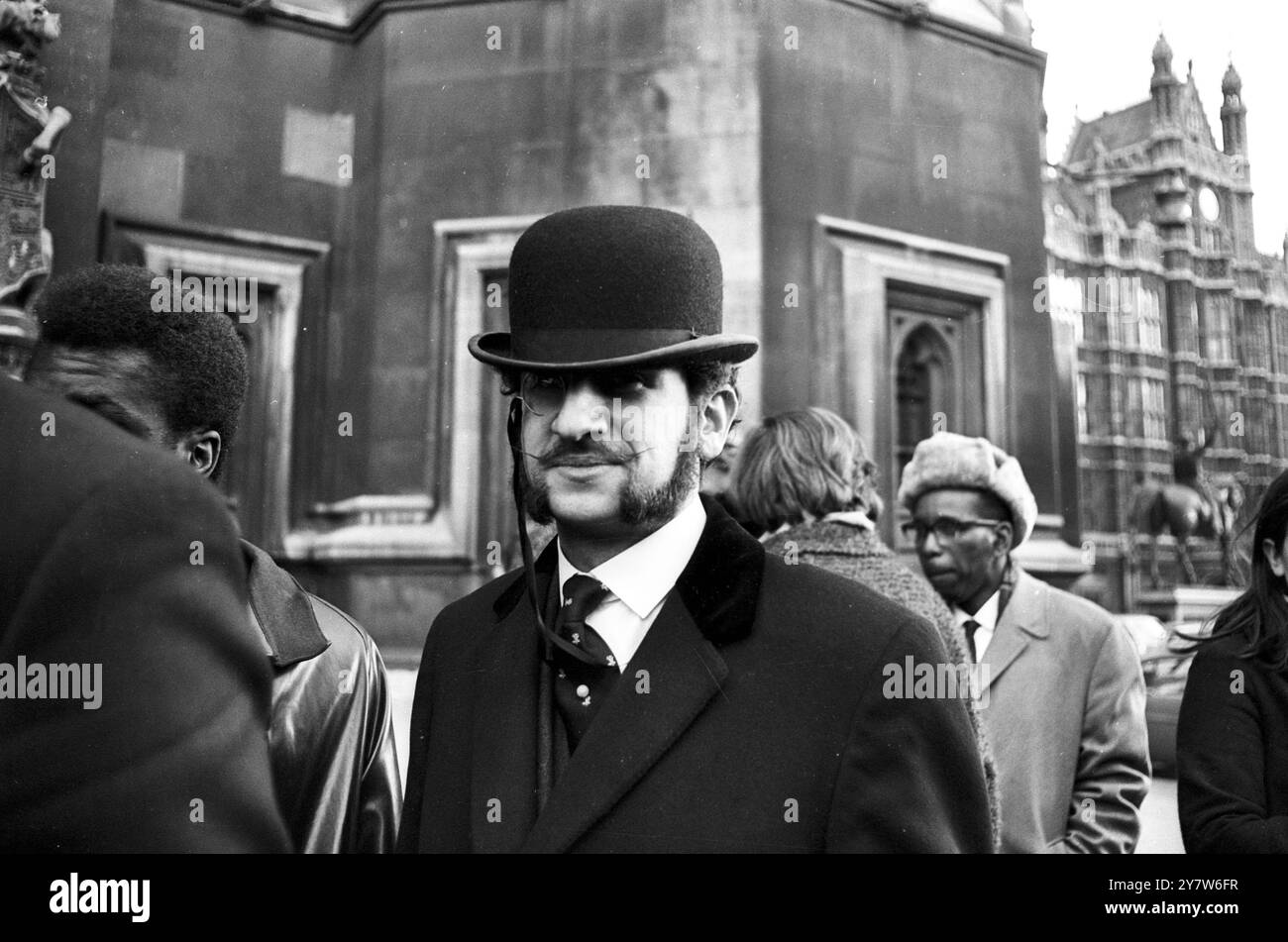 Monocled, bowler hatted, e con le mazzuole cerate, David Rose, Segretario del Camden Branch del Consiglio nazionale delle libertà civili, dopo aver fatto pressioni oggi sui deputati alla camera dei comuni per protestare contro la proposta legislativa del governo britannico in materia di immigrazione. Questa è stata una delle molte proteste fatte oggi ai parlamentari sulla nuova proposta di legge, Londra, Inghilterra.26 febbraio 1968 Foto Stock