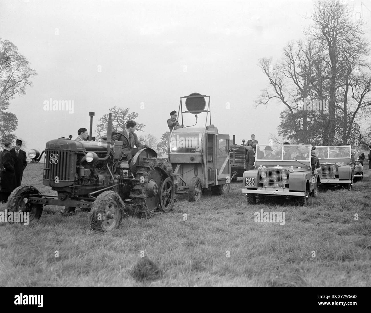 Il re oggi ha fatto visita al National Institute of Agricultural Engineering, a Wrest Park, Bedfordshire, dove ha fatto un giro completo di ispezione. L'istituto è stato istituito nel 1942 e si è trasferito nella sua attuale sede nel 1947. I terreni e il palazzo storico in cui è ospitato sono il centro di un lavoro di ricerca progressiva in vari tipi di attrezzature e metodi agricoli, ed è utilizzato come terreno di prova per le ultime innovazioni nel settore agricolo. Visto qui: Il re in una Land Rover guarda un registratore della barra di traino al lavoro, registrando lo stress causato dal traino. 11 novembre 1948 Foto Stock