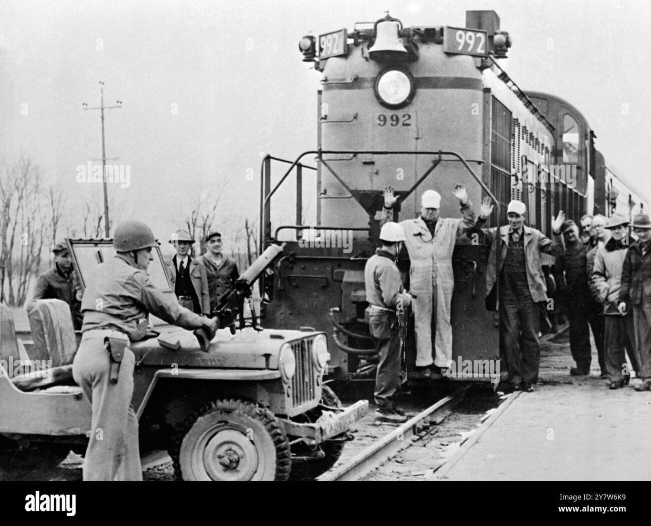 I Red Raiders conquistarono il potere nella città degli Stati Uniti più tardi nella campagna anticomunista di Amrica , fu un realistico raid nella città di Mosinee , Wisconsin , da parte delle forze rosse , che spararono al capo della polizia , trascinarono il sindaco fuori dal letto e lo costrinsero a dichiarare la città sotto il dominio comunista , e gettarono molti cittadini in un campo di concentramento . Spettacoli fotografici: Alcuni dei "guerriglieri rossi", interpretati dai Legionari americani, reggono un treno Milwaukee a Mosinee , con mitragliatrici , e arrestano l'ingegnere George Streeter ( indossando tute) il 3 maggio 1950 Foto Stock