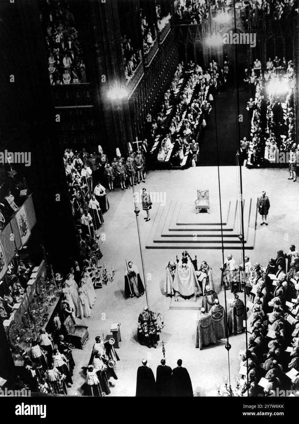 La scena nel Teatro dell'Abbazia di Westminster come Arcivescovo di Canterbury tiene la Corona di re Edoardo in alto prima di metterla sulla testa della regina Elisabetta. La Regina siede sulla sedia del Re Edoardo. La Presidenza di Stato è vista a sinistra e sullo sfondo, sui dias, è il Trono. Assiste l'arcivescovo di Caterbury il vescovo di Bath e Wells (a destra dell'arcivescovo) e il vescovo di Durham. 2 giugno 1953 Foto Stock