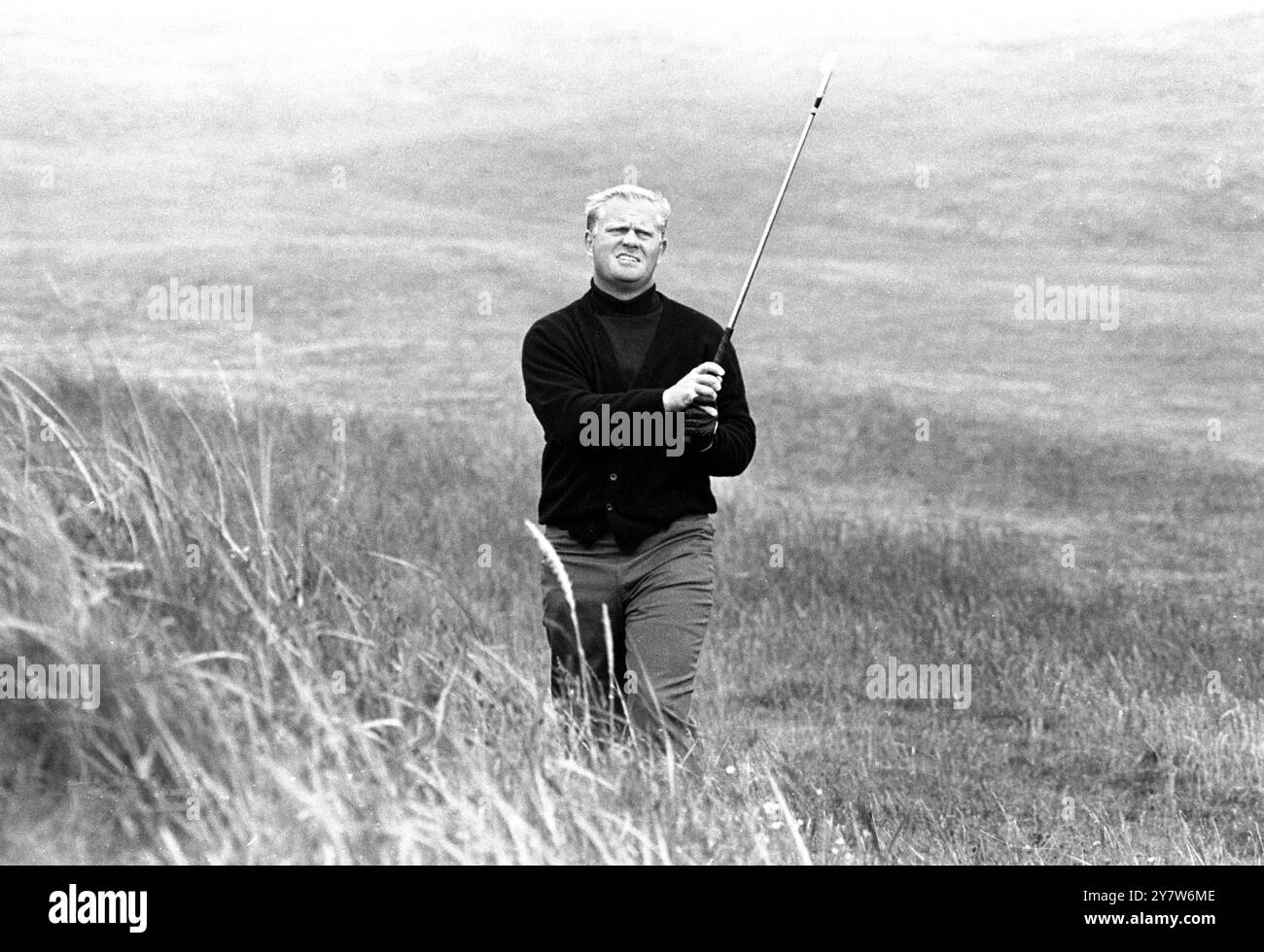Carnoustie , Scozia : Jack Nicklaus degli Stati Uniti guarda il suo colpo sul secondo green dopo aver giocato il suo primo round nel British Open Golf Championship . R la fine del turno , Nicklaus , con molti altri giocatori , si è attestata a 76 - sei colpi dietro i leader congiunti, Michael Bonallack e Brian Barnes, il .11 luglio 1968 Foto Stock