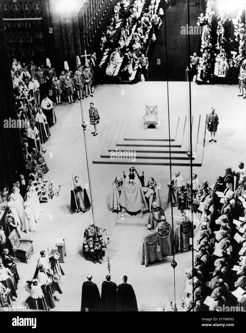 La scena nel Teatro dell'Abbazia di Westminster come Arcivescovo di Canterbury tiene la Corona di re Edoardo in alto prima di metterla sulla testa della regina Elisabetta. La Regina siede sulla sedia del Re Edoardo. La Presidenza di Stato è vista a sinistra e sullo sfondo, sui dias, è il Trono. Assiste l'arcivescovo di Caterbury il vescovo di Bath e Wells (a destra dell'arcivescovo) e il vescovo di Durham. 2 giugno 1953 Foto Stock