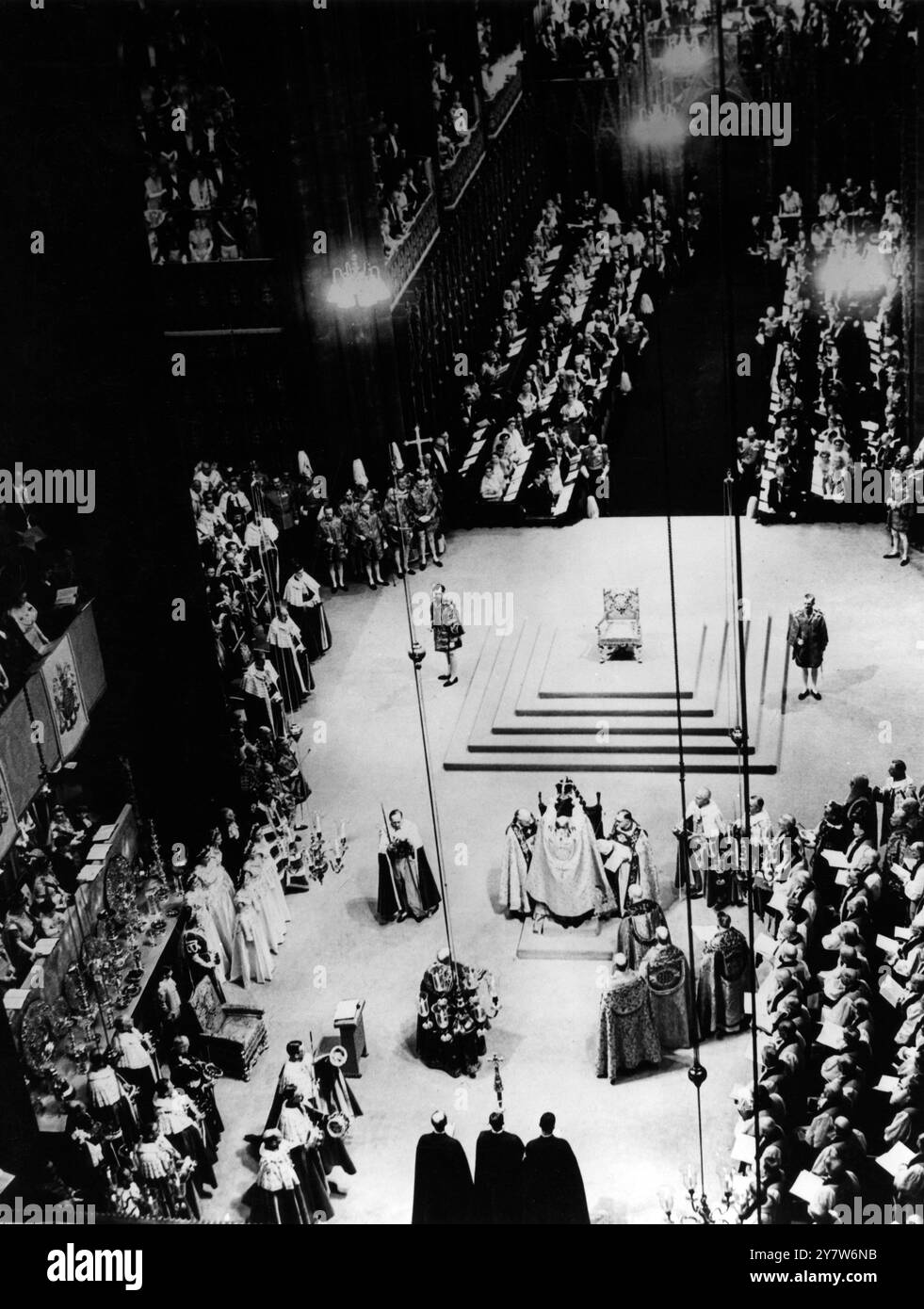 La scena nel Teatro dell'Abbazia di Westminster come Arcivescovo di Canterbury tiene la Corona di re Edoardo in alto prima di metterla sulla testa della regina Elisabetta. La Regina siede sulla sedia del Re Edoardo. La Presidenza di Stato è vista a sinistra e sullo sfondo, sui dias, è il Trono. Assiste l'arcivescovo di Caterbury il vescovo di Bath e Wells (a destra dell'arcivescovo) e il vescovo di Durham. 2 giugno 1953 Foto Stock