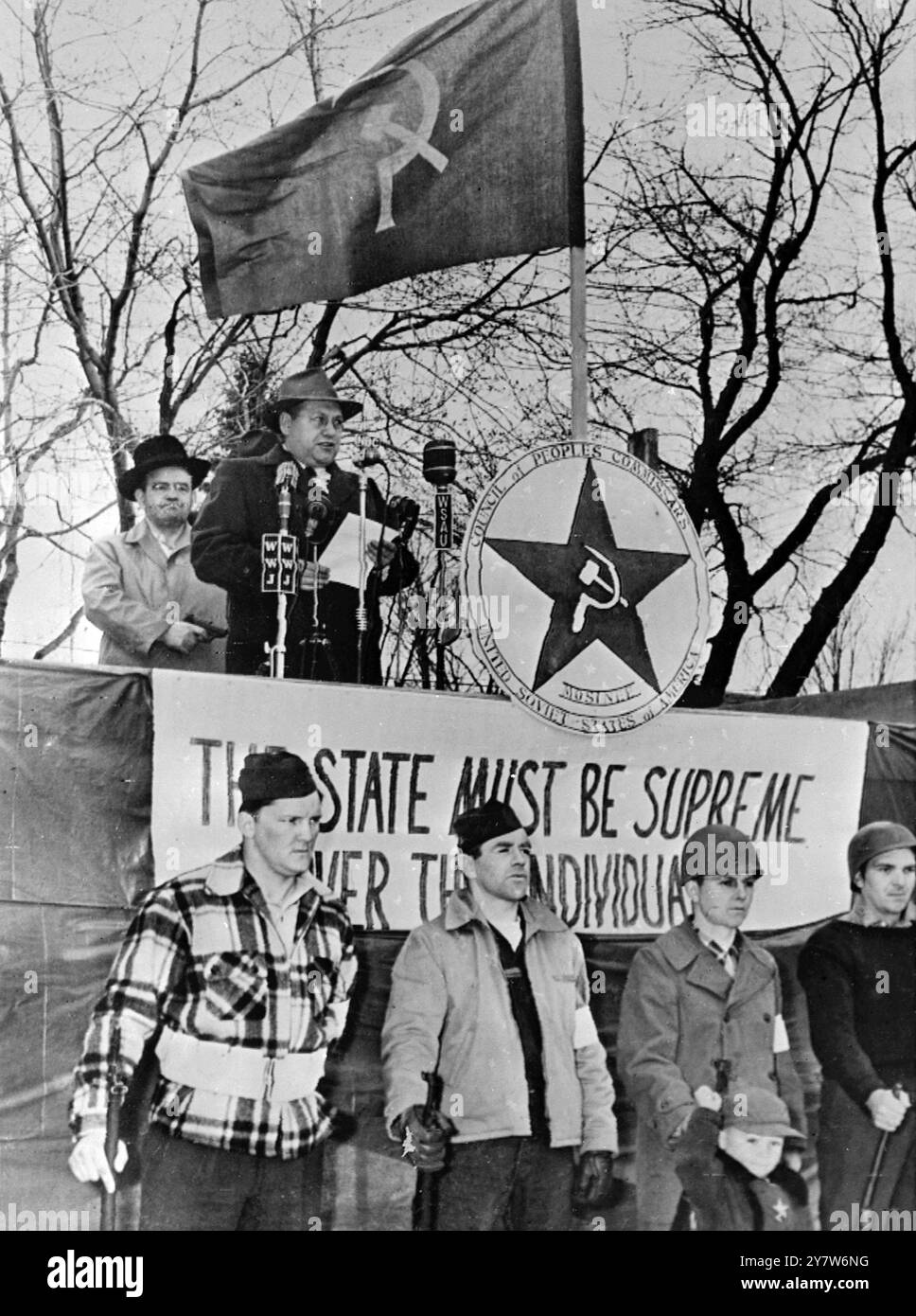 I Red Raiders conquistarono il potere nella città degli Stati Uniti più tardi nella campagna anticomunista di Amrica , fu un realistico raid nella città di Mosinee , Wisconsin , da parte delle forze rosse , che spararono al capo della polizia , trascinarono il sindaco fuori dal letto e lo costrinsero a dichiarare la città sotto il dominio comunista , e gettarono molti cittadini in un campo di concentramento . Interessante è stata la distribuzione del "lavoratore quotidiano" da parte di veri comunisti che si erano intrufolati nella città senza essere notati. Spettacoli fotografici: Parte delle dimostrazioni della giornata, il sindaco Ralph Kronenwetter di Mosinee è costretto, con una pistola in schiena , t Foto Stock