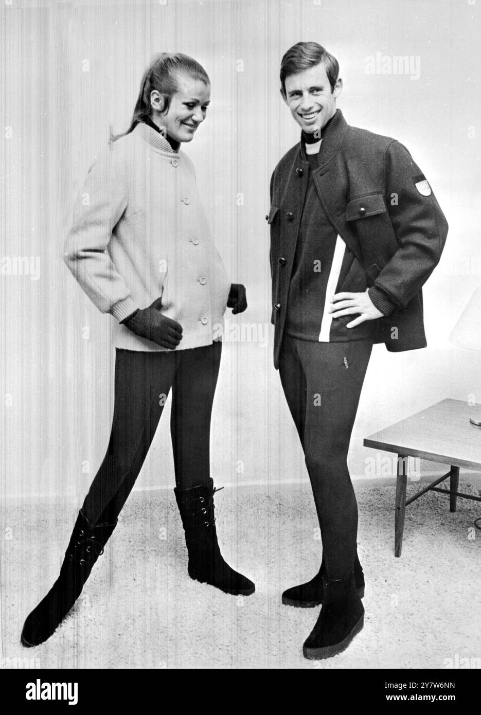 L'asso dello sci tedesco Willy Bogner e un modello presentano gli abiti da sci apres per la squadra olimpica tedesca da utilizzare per le prossime Olimpiadi invernali di Grenoble , 31 ottobre 1967 Foto Stock