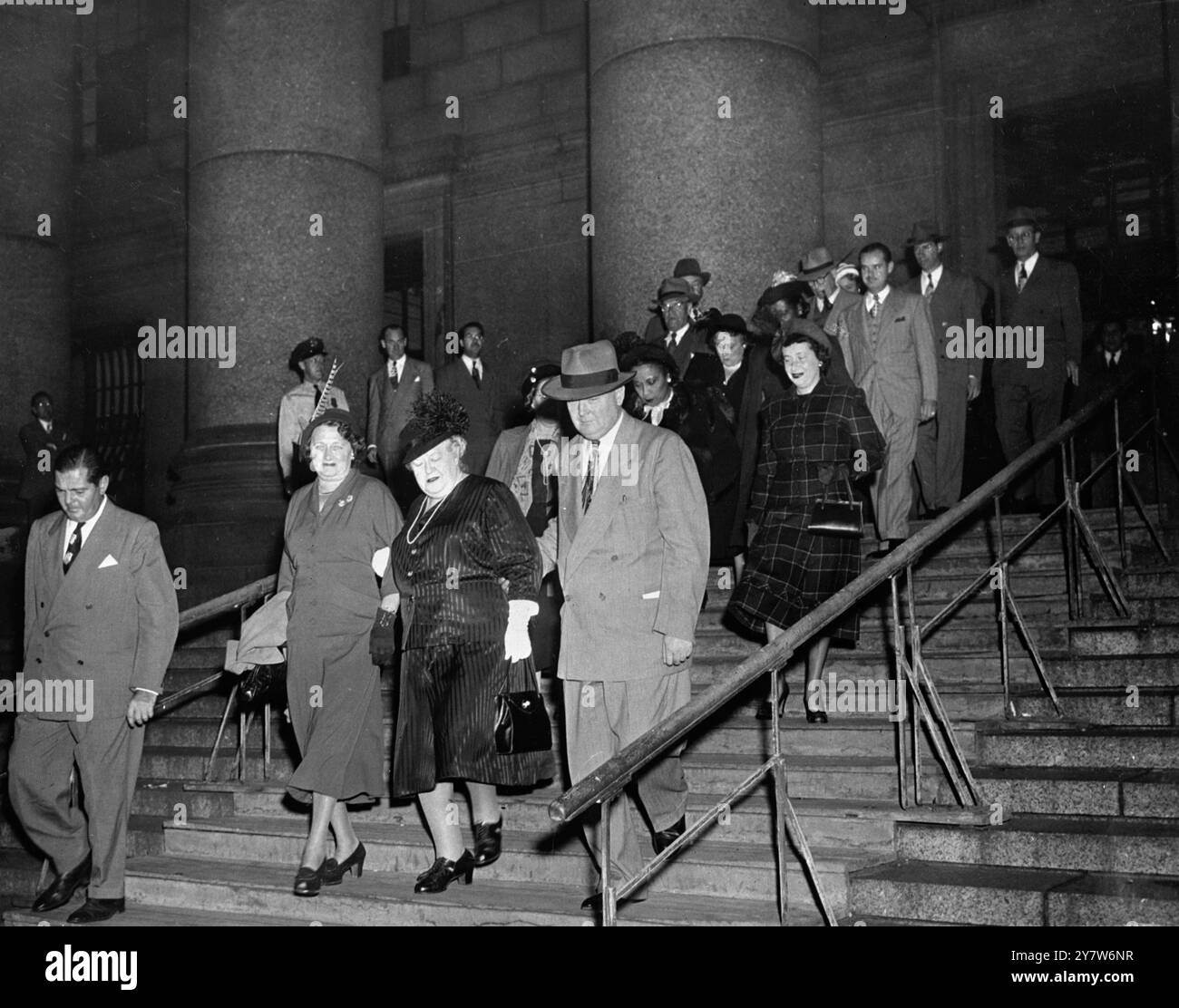 I fuorilegge AMERICANI comunisti americani sono stati convocati ieri sera presso gli alti dirigenti del partito per bruciare carte d'identità, strappare liste di appartenenza e nascondere documenti essenziali in preparazione per "andare sotto terra". E nell'ufficio del capo G-Man di Washington, J Edgar Hoover, gli agenti dell'FBI hanno pianificato come portare avanti la promessa dei governi di seguire l'organizzazione fino ai suoi nuovi nascondigli. La giuria di 8 donne e 4 uomini ha emesso il verdetto nel processo di nove mesi di 11 leader comunisti accusati di cospirazione. Sono stati tutti giudicati colpevoli. Alla fine del caso il giudice Medina condannò quattro avvocati della difesa per contem Foto Stock