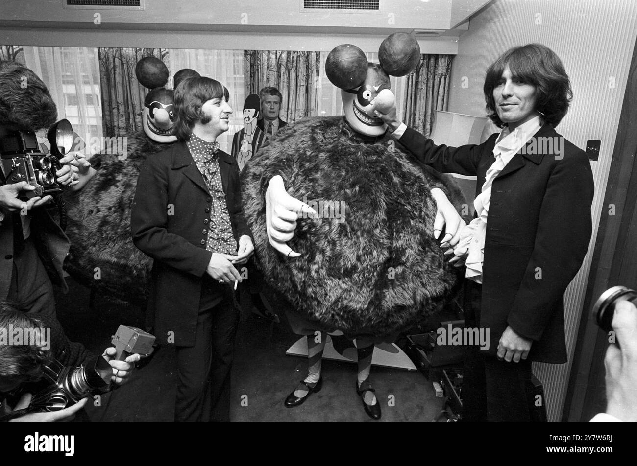 BEATLES AND BLUE MEANIESLondon: Beatles Ringo Starr e George Harrison con due Blue Meanies - personaggi che appaiono nel loro film Yellow Submarine. È il primo film d'animazione a lunghezza intera in assoluto a presentare persone viventi. Oggi i Beatles hanno incontrato i Blue Meanies ad una conferenza stampa. 8 luglio 1968 Foto Stock