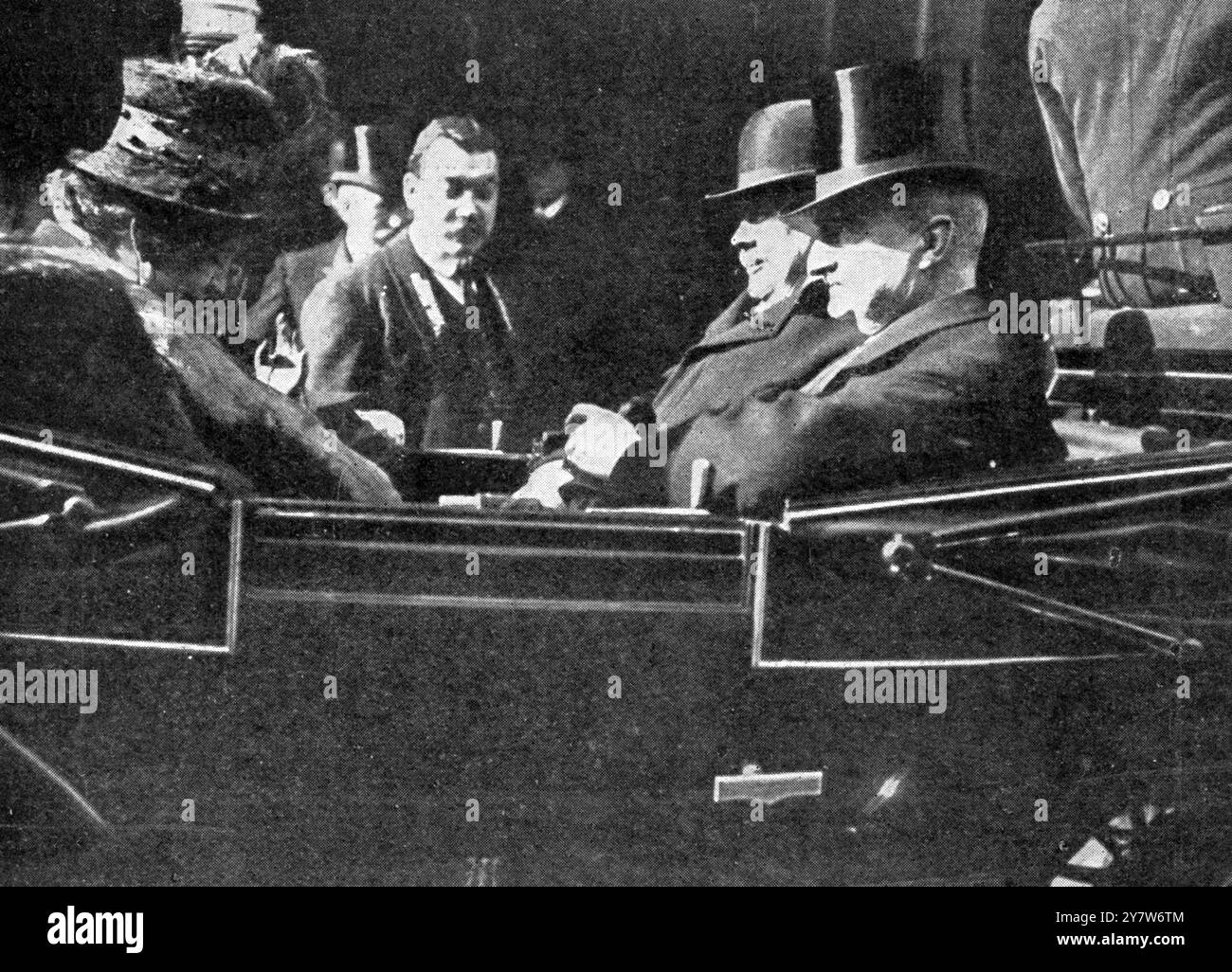 T.P. o'Connor era con John Redmond durante la sua recente visita negli Stati Uniti, così come gli onorevoli Joseph Devlin e Daniel Boyle. Il signor o'Connor è arrivato a Londra sabato scorso ed è stato incontrato alla stazione di Euston da duecento rappresentanti della filiale londinese della United Irish League. Ha detto a questi rappresentanti che era tornato dagli Stati Uniti con un messaggio dall'America che erano dietro di lui, pronti a sostenerli nelle loro lotte.19 novembre 1910 Foto Stock