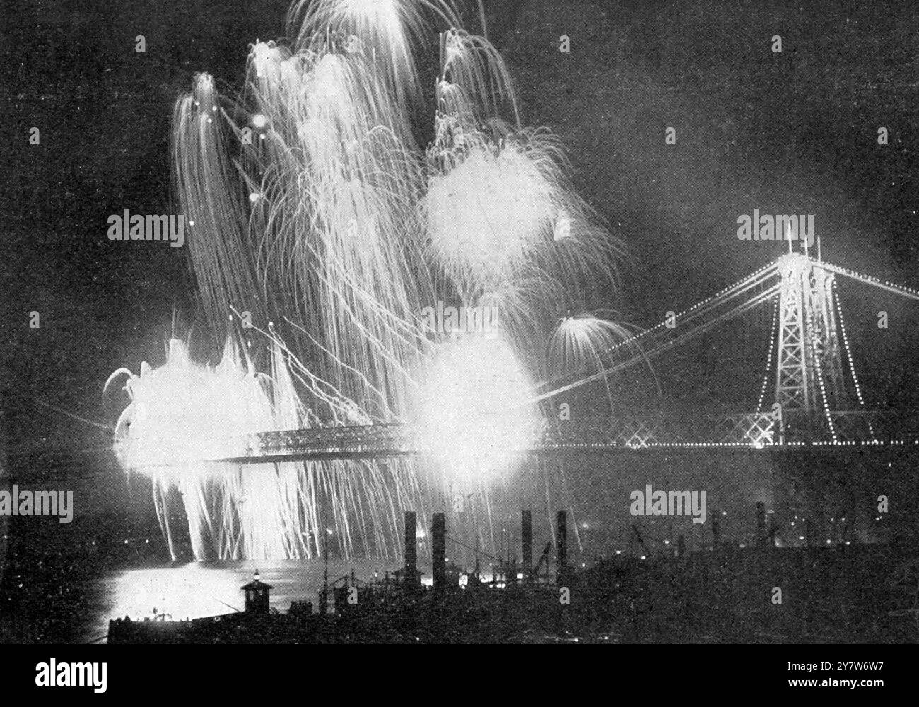 Fuochi d' artificio sulla scena di un ex grande incendio : l' apertura del ponte sospeso di Brooklyn , New YorkIl ponte sospeso di Brooklyn , una delle più larghe al mondo , è stato gravemente danneggiato da un incendio durante la sua costruzione e ha dovuto essere ricostruito praticamente dall' inizio . Gennaio 1904 Foto Stock