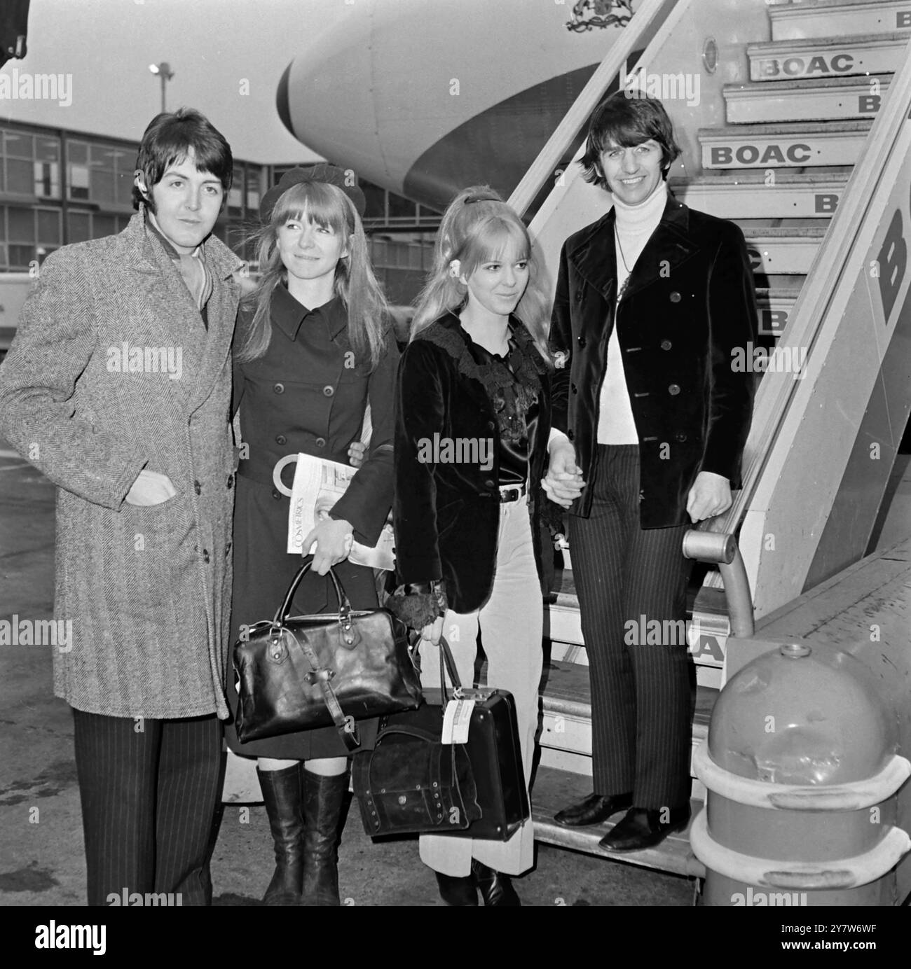 I BEATLES IN MEDITAZIONE VOLANO da London Airpor :L altri due Beatles volano per unirsi a John Lennon e George Harrison come allievi del Maharishi Mahesh Yogi. Paul McCartney e la sua fidanzata Jane Asher, Ringo e sua moglie Maureen lasciano l'aeroporto di Londra questo pomeriggio per Rishikesh, nell'Himalaya. Durante il loro corso di due mesi presso l'accademia per la meditazione del Guru, i Beatles, le loro mogli e altri sopporteranno trenta ore di digiuno - o trance di meditazione. 19 febbraio 1968 Foto Stock