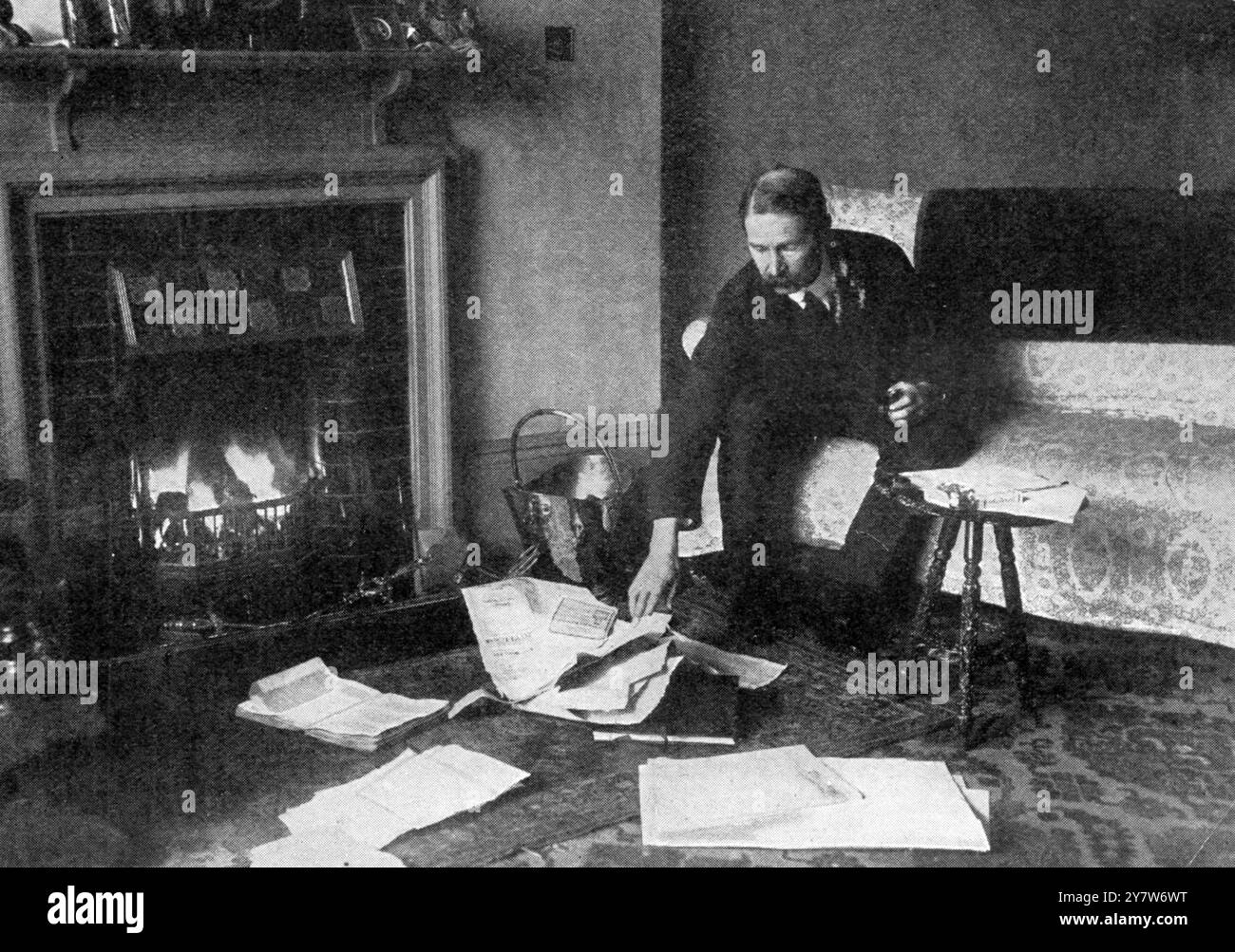 Bonar Law ha rinunciato al suo seggio sicuro a Dulwich per attaccare la North West Manchester, che nel 1906 ha eletto Winston Churchill, nel 1908 Johnson-Hicks (conservatore), e le elezioni generali dello scorso gennaio un nuovo liberale, Sir George Kemp. La nostra fotografia mostra come l'onorevole Bonar Law abbia trascorso i suoi ultimi giorni a casa a leggere i suoi argomenti e a preparare gli interventi.3 dicembre 1910 Foto Stock