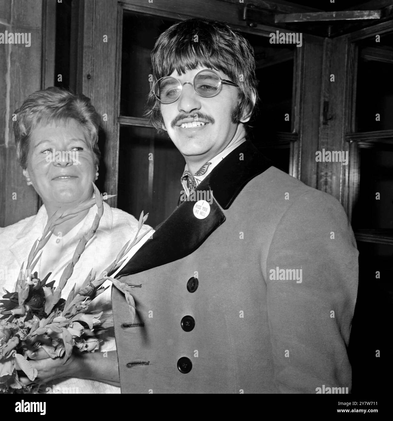 UN ALTRO FIGLIO PER RINGOLondon: Il batterista Beatle Ringo Starr e sua suocera Mrs Florence Cox, lasciano il Queen charlotte's Maternity Hospital, Hammersmith, Londra, oggi dopo aver visitato la moglie di Ringo Maureen e il suo figlio appena nato. La ventunenne Maureen ha dato alla luce il secondo figlio della coppia ieri. Chiamato Jason, il bambino pesava 8 kg 5 once e mezzo. Il primo figlio della coppia, Zak, avrà due anni il mese prossimo. 20 agosto 1967 Foto Stock