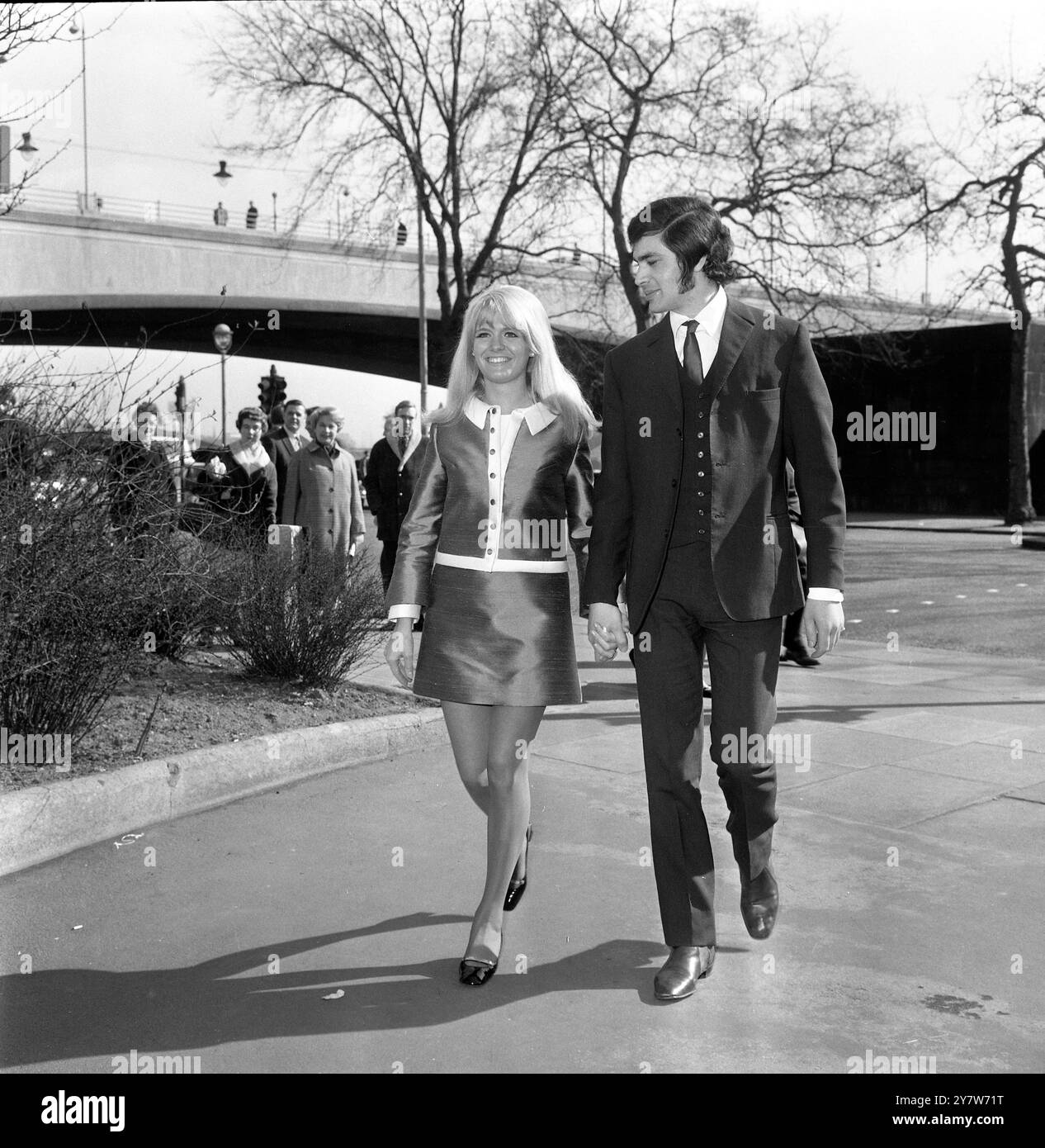 L'attrice Carol White e il cantante pop Engelbert Humperdinck hanno visto fuori dal Savoy Hotel oggi prima di ricevere premi dal Variety Club of Great Britain. Erano tra gli 11 personaggi di Show Buisness che hanno ricevuto l'iscrizione Silver Hearts - Carol per essere stata la star più promettente del 1967, per la sua interpretazione nel film 'Poor Cow', e per Engelbert per essere la personalità dello show business dell'anno, Londra, Inghilterra.12 marzo 1968 Foto Stock