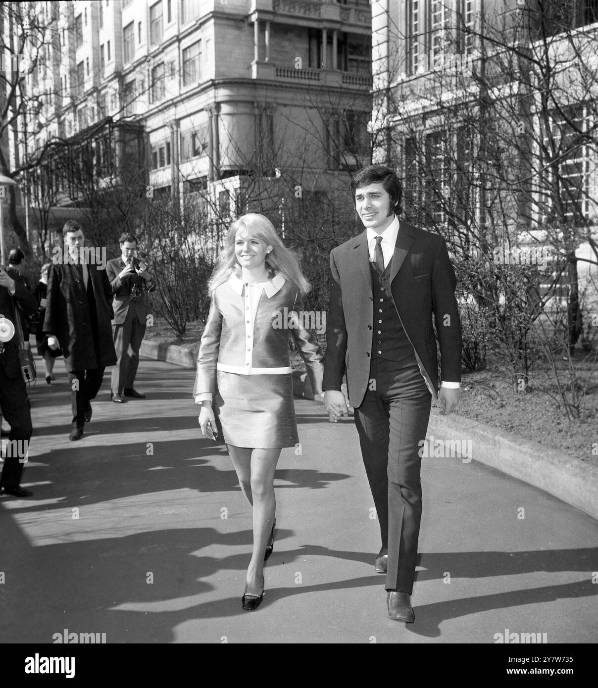 Una passeggiata al sole mattutino, per una coppia che è al top della sua professione. L'attrice Carol White e il cantante pop Engelbert Humperdinck camminano negli Embankment Gardens, sulla strada per il Savoy Hotel e un Variety Club Luncheon. L'ocassione dei premi è lo Show Buisness Silver Hearts Awards to Carol per essere stata la star più promettente del 1967, un premio per la sua interpretazione nel film "Poor Cow", e ad Engelbert per essere la personalità dello show business dell'anno, Londra, Inghilterra.12 marzo 1968 Foto Stock