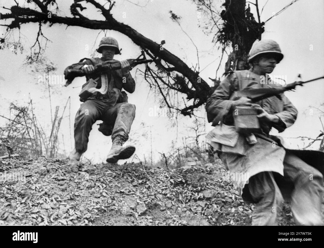 Salta in sicurezza un mitragliere della 1st Air Cavalry salta in un fosso dopo che le truppe comuniste hanno imboscato elementi della 3rd Brigade mentre si spostavano lungo l'autostrada 1 lungo il tragitto verso la città di Hue. Hue, Vietnam del Sud - 22 febbraio 1968 Foto Stock