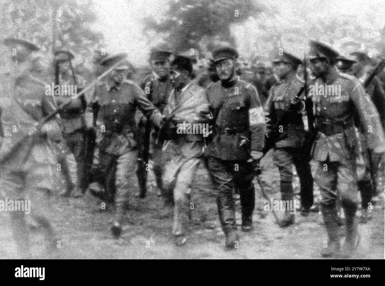 Il bombardamento dei leader giapponesi a Hongkew Park, Shanghai, Cina, che celebravano il compleanno dell'Imperatore, il 29 aprile 1932.l'autore dell'indignazione agli arresti, un gruppo di soldati che si aggiravano lungo il giovane coreano che aveva piazzato la bomba sul fronte delle dias e poi si è tirato indietro dopo l'esplosione. 28 maggio 1932 Foto Stock