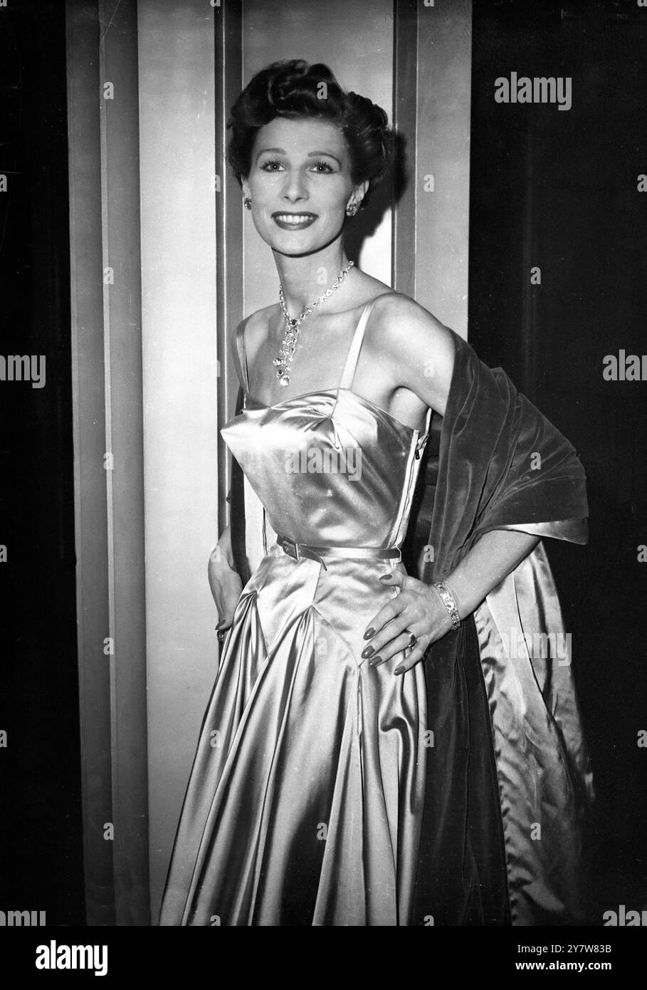 La scorsa sera, all'Odeon Marble Arch di Londra, 15 delle principali modelle del paese, della Gaby Young Agency, hanno partecipato alla prima del nuovo film della MGM, "A Life of Her Own", in cui Lana Turner appare come la modella più importante di New York. Visto qui: Miss Gaby Young, in un abito da sera di raso, con una stola di velluto. Gioielli Zircon in orecchini e collana, visti in anteprima ieri sera. 13 ottobre 1950 Foto Stock