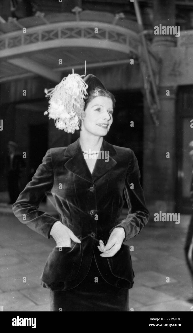 I membri del Mantle and Costume Manufacturers Export Group of Great Britain hanno presentato oggi una sfilata di cappotti e tute su misura inglesi presso il Grosvenor Hotel Ballroom, Park Lane, Londra, Inghilterra. Visto qui: Gaby Young indossa una Reveille Model alla sfilata di oggi. Si tratta di una classica tuta in velluto verde bottiglia con ampie tasche con pattina rifinite con bottoni jet in bronzo. 29 maggio 1951 Foto Stock