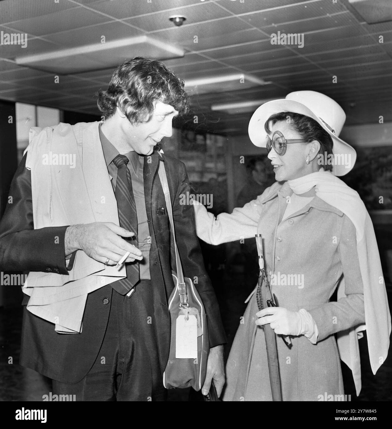 AEROPORTO DI LONDRA ; alcune parole private tra una moglie e un marito ... ..la moglie è una cantante americana JUDY GARLAND che indossa un abito da viaggio intelligente, occhiali a bordo grande e una sciarpa fluente . E' raffigurata a parlare con il marito di qualche mese, MICKIE DEANS, all'aeroporto di Heathrow, questo pomeriggio, poco prima che partissero per New York per affari. 1969 2019 nuovi attori del cinema Renee Zellweger nel ruolo di Judy Foto Stock