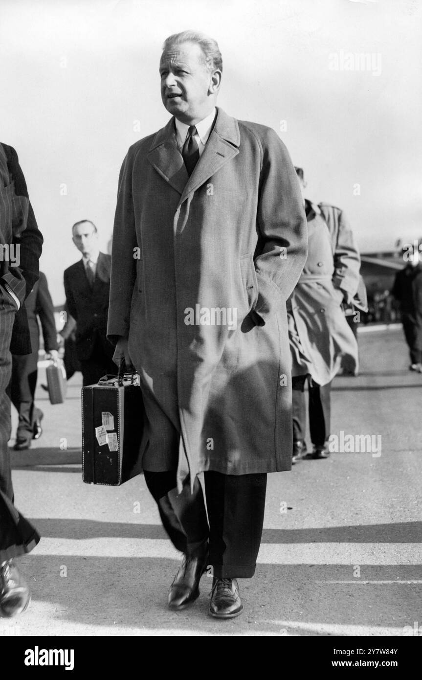 Il Segretario generale delle Nazioni Unite Dag Hammarskjoeld all'aeroporto di Londra oggi (lunedì) al suo arrivo all'inizio di un tour mondiale della durata di sei settimane. Rimane a Londra per 24 ore e poi vola ad Atene. Visiterà 15 paesi.16 gennaio 1956 Foto Stock