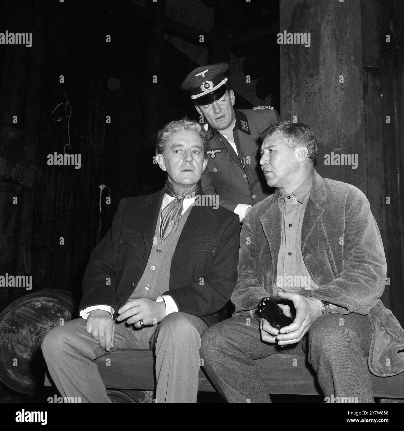 Prove di incidente a Vichy Nrighton, Susssex: Picture mostra gli attori Left to Right Sir Alec Guinness; Jeremy Kemp e Anthony Quayle durante le prove generali della commedia Inc ident at Vichy di Arthur Miller che ha la sua prima inglese al teatro qui il 10 gennaio 1966 9 gennaio 1966 Foto Stock