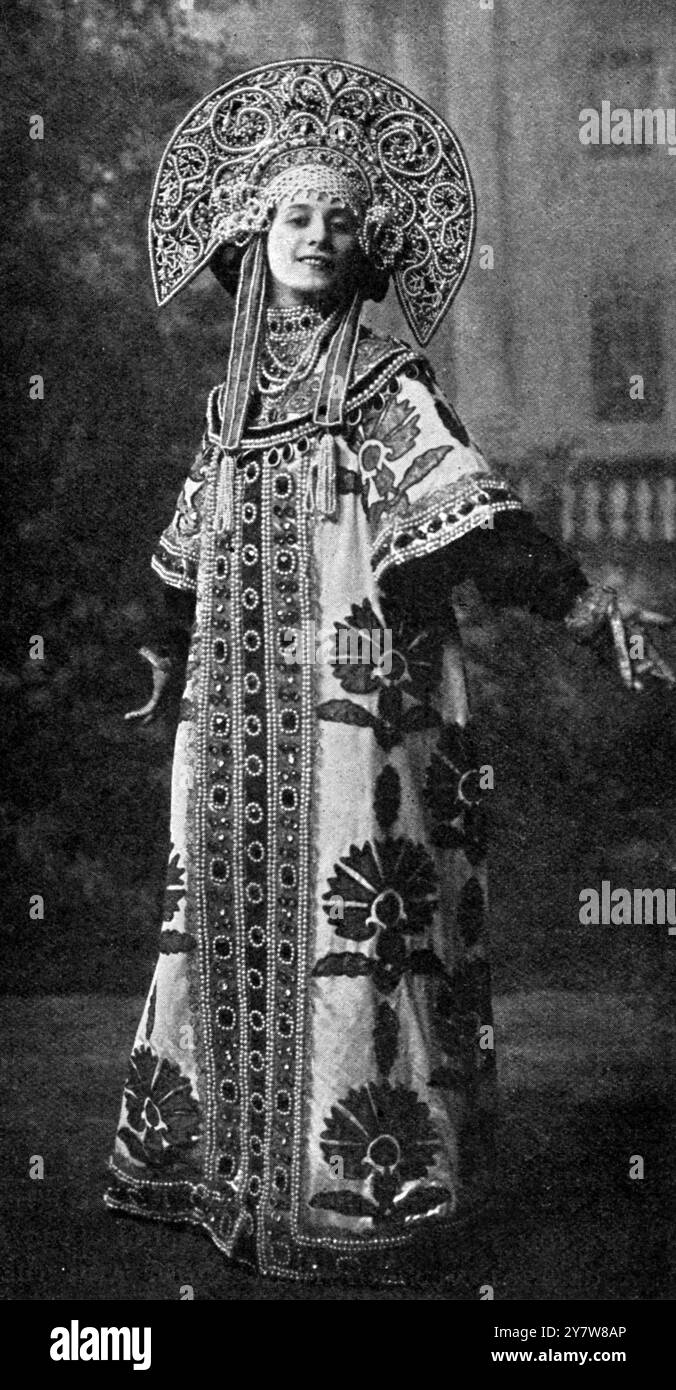 In un "Kokochnik": Mlle Anna Pavlova. Per una delle danze che ha dato al suo matinee speciale al Palace la scorsa settimana. Mlle Pavlova indossava un vestito russo. Il "kokochnik", il capo-vestito, si può notare, era indossato in russo sia da ricchi che da poveri. È raramente visto ora, salvo in alcuni distretti, tranne che come parte del vestito di corte. 7 maggio 1910 Foto Stock