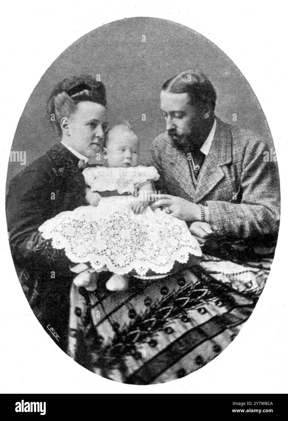 Il duca e la duchessa di Edimburgo e il principe Alfredo, principe ereditario di Sassonia-Coburgo e Gotha (Alfredo Alessandro Guglielmo Ernesto Alberto; 15 ottobre 1874 – 6 febbraio 1899), era il figlio ed erede apparente di Alfredo, duca di Sassonia-Coburgo e Gotha. Morì all'età di 24 anni in circostanze ancora non del tutto chiare. Era cugino di primo grado del re Giorgio V del Regno Unito, del Kaiser Guglielmo II di Germania e dello zar Nicola II di Russia. 1899 Foto Stock