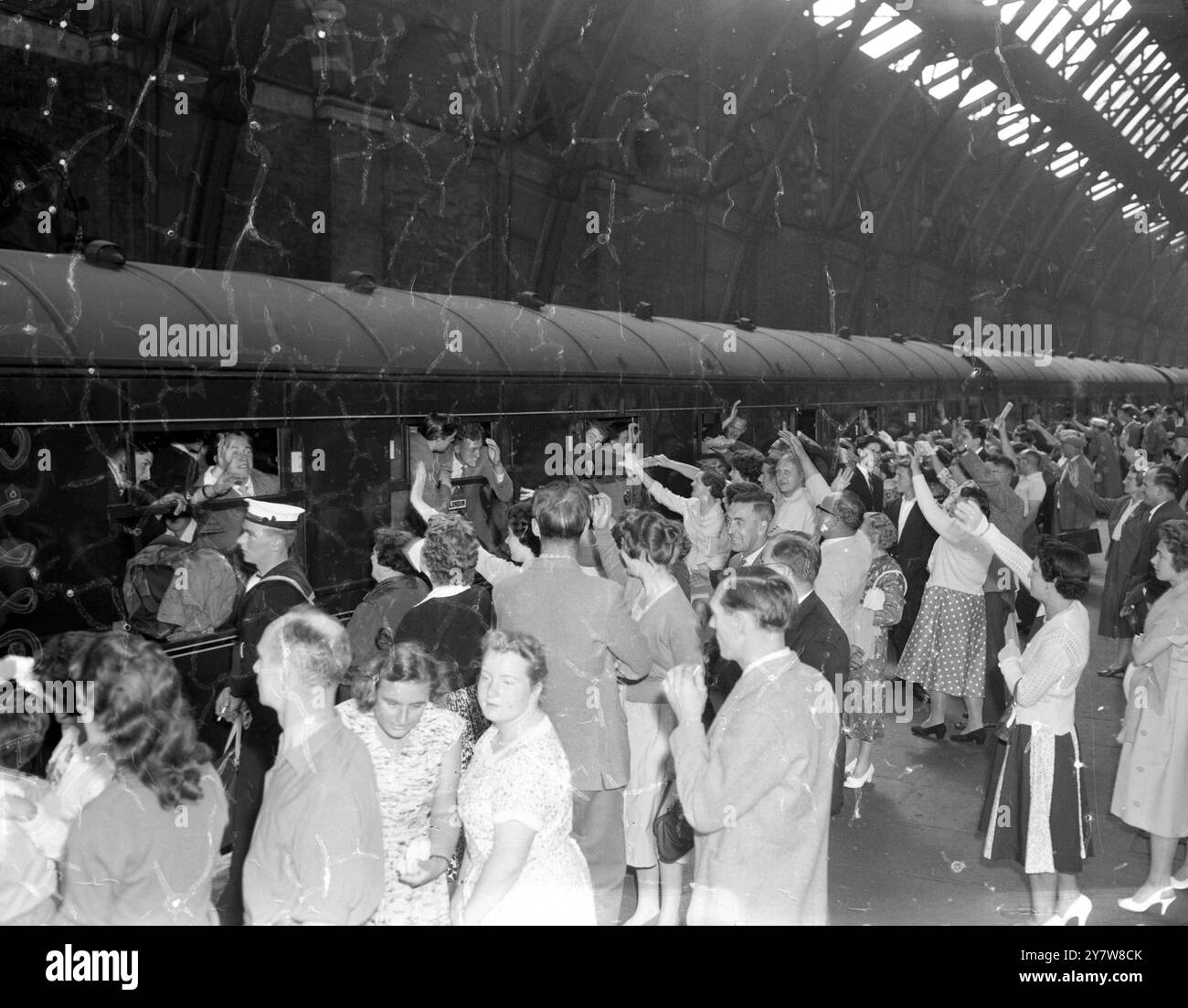 I parenti salutano i britannici per andare nel Queensland Australia, la scena affollata di St Pancras, Londra, mentre un gruppo di 437 inglesi partirono per la prima tappa del loro viaggio a Brisbane, Australia. I migranti salperanno questo pomeriggio da Tilbury nell'Orion, che sta facendo un viaggio speciale a Brisbane per le celebrazioni del 100° compleanno dello stato del Queensland. 19 luglio 1959 Foto Stock