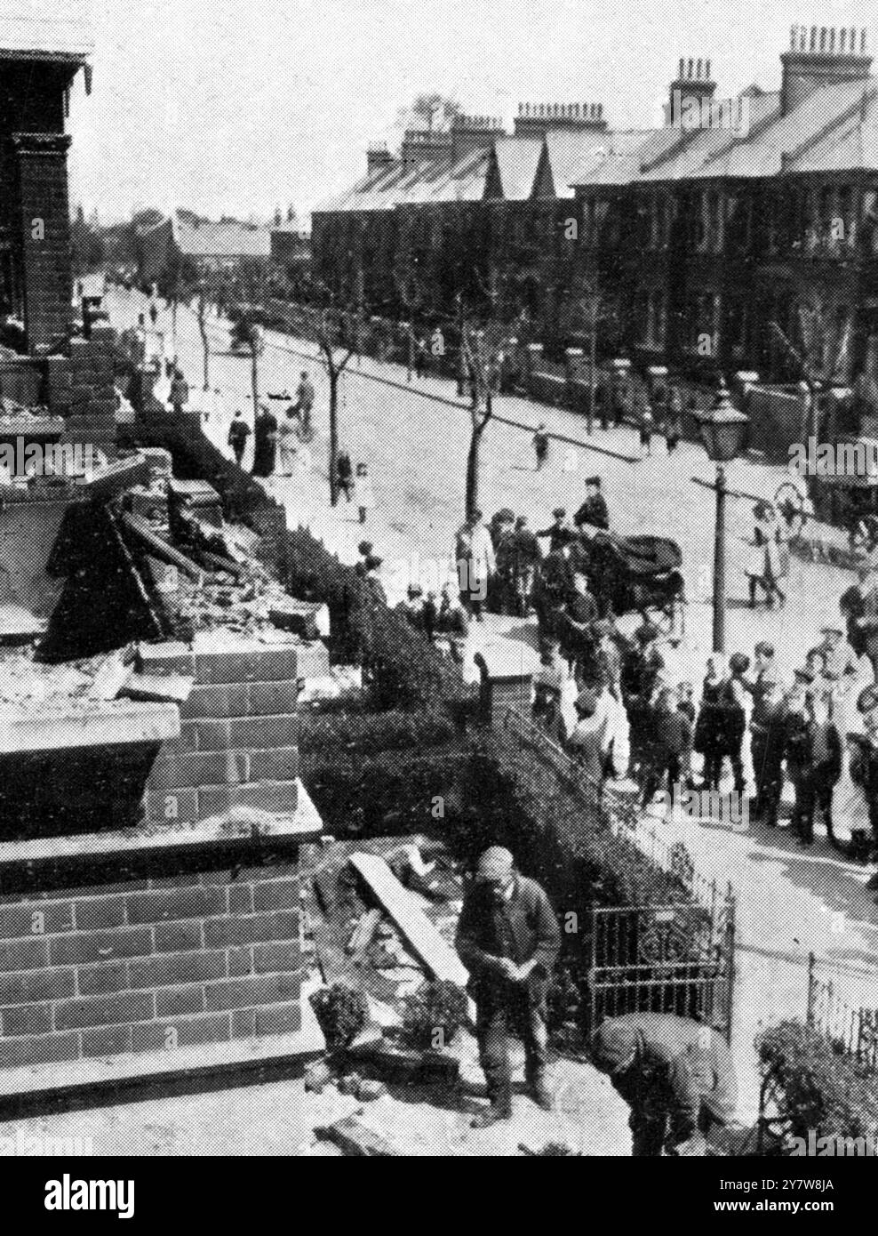 Un raid zeppelin il 10 maggio 1915 una scena di strada che mostra case danneggiate a West Street, Southend Foto Stock