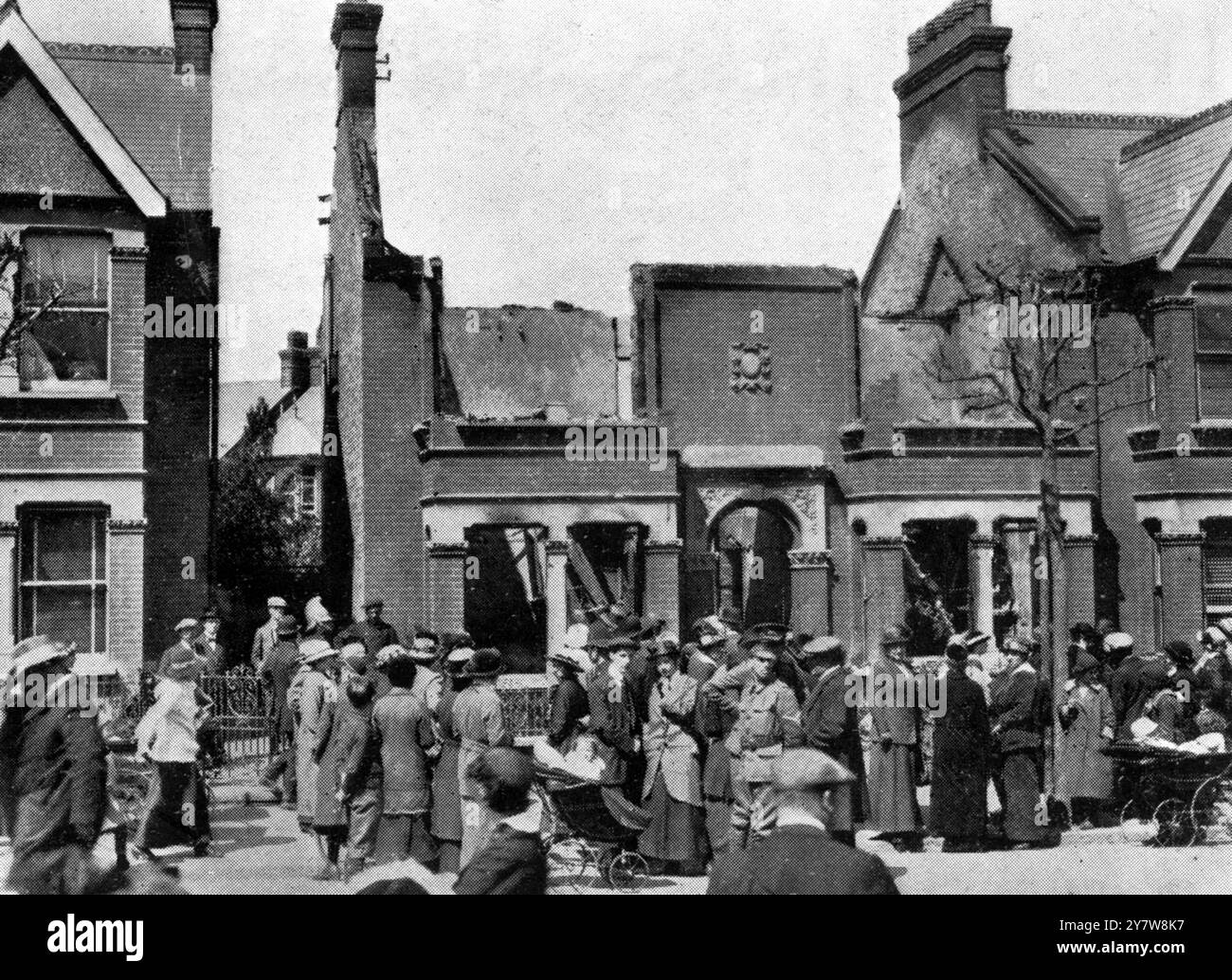 Un raid zeppelin del 10 maggio 1915A danneggiò gravemente la casa a South Street, Southend Foto Stock