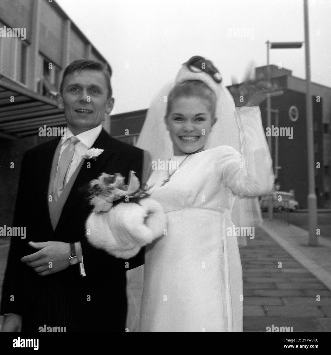 Londra : brindisi a vicenda all' aeroporto di Londra prima di volare a New York oggi ci sono l' attore britannico Alan Dobie , e l' attrice Maureen Scott , che si sono sposati questa mattina alla Congregational Church . Gerrards Cross , Buckinghamshire . Dobie è il caporale duro della RAF in "Chips with Everything" a Broadway. Ieri sera è arrivato a Londra dall'America e ha in programma di tornare sul palco a Broadway questa sera. L'unica persona a New York che sapeva di essere volato a Londra con il suo sottostudio. 2 dicembre 1963 Foto Stock