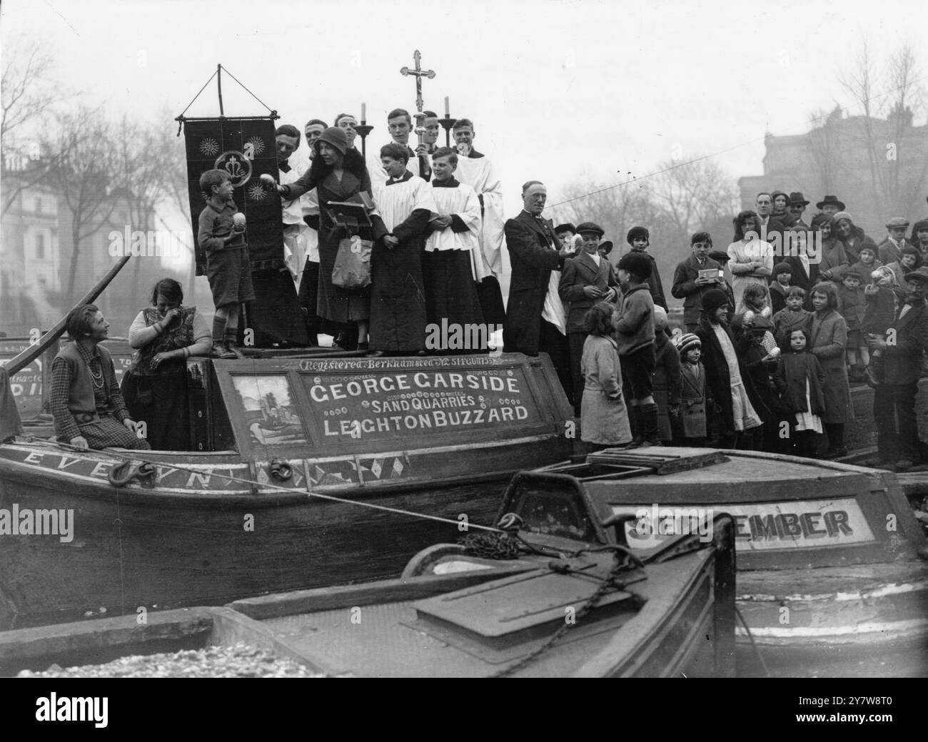 Servizio di Pasqua per le persone sulle chiatte del canale 27 marzo 1932 Foto Stock