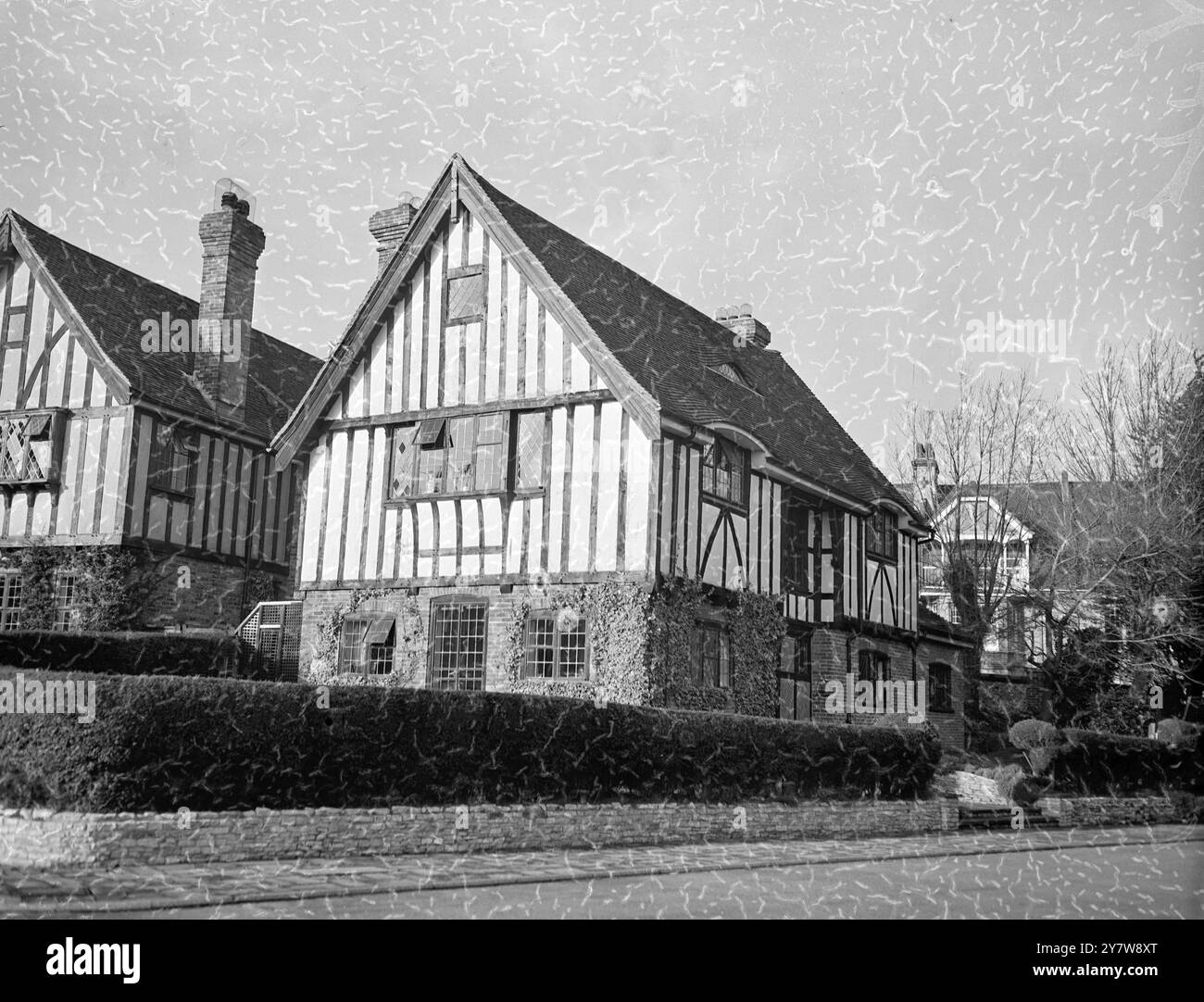 Una serie di foto scattate a Eastbourne, nel Sussex, di case ed edifici collegati a donne ricche che vi vivevano e da allora sono morte. Tutte queste donne sono state curate dal medico John Bodkin Adams, di 57 anni, che è stato accusato a Eastbourne il 19 dicembre 1956 per l'omicidio della vedova di 81 anni, la signora Edith Morrell, in data novembre 1950. Il dottor Adams ha anche altre tredici accuse, otto secondo il Forgery Act del 1913, una sotto il Larceny Act del 1916, e quattro sotto il Cremation Act del 1902.No 20 Park Close, Eastbourne, Sussex, Englnad, la casa di Mrs Ware, che si trova a Compton Pla Foto Stock