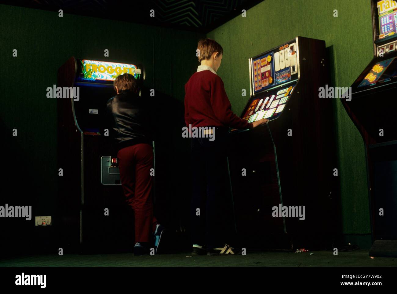 Bambini e adolescenti che giocano in una sala giochi presso i servizi autostradali della M4Undated Foto Stock