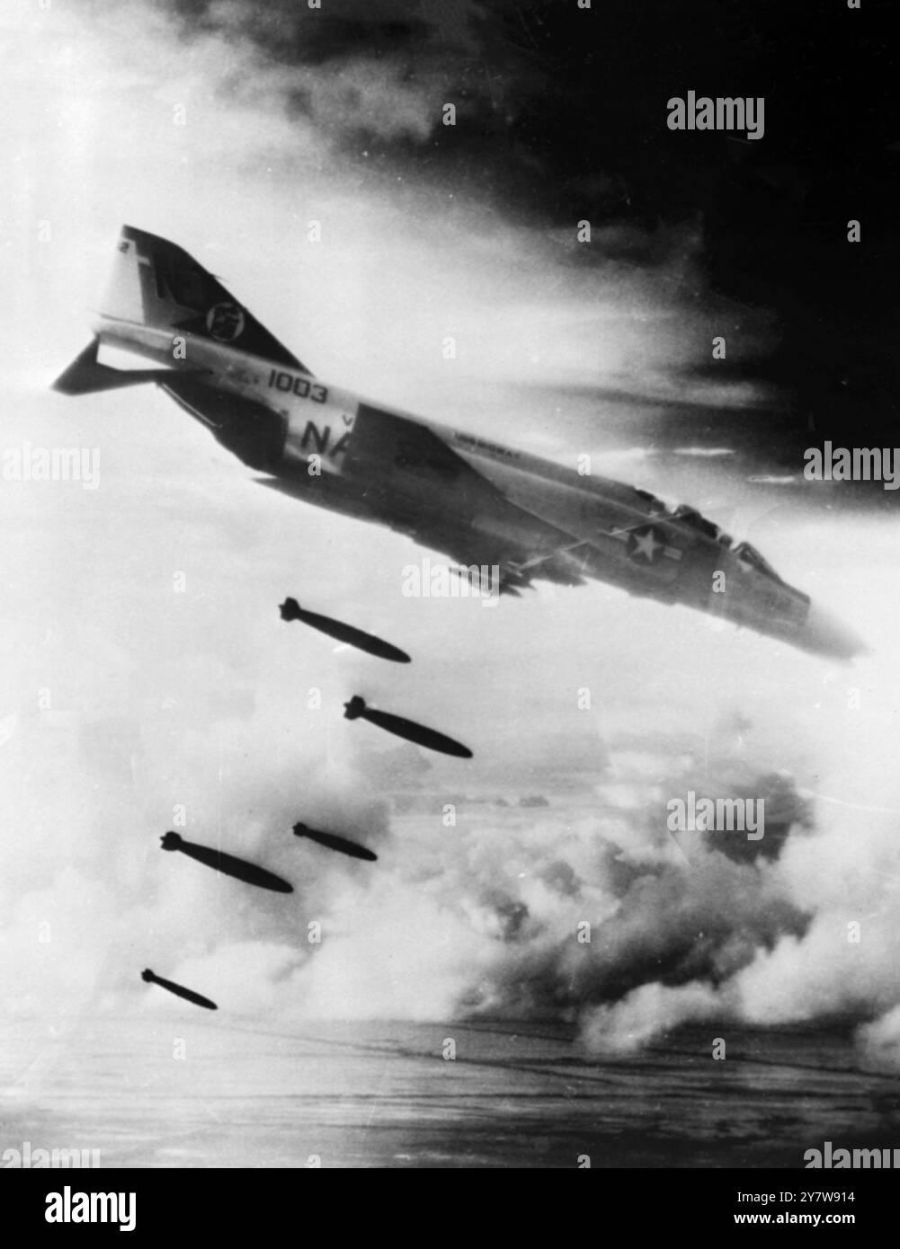 Un F4B Phantom jet del Fighter Squadron 21 lanciato dalla portaerei statunitense Midway rilascia il suo carico di bomba su una concentrazione di Viet Cong nel Vietnam del Sud. Gli aerei Midway conducono attacchi contro obiettivi militari nel Vietnam del Nord e nelle fortezze dei Viet Cong nel Vietnam del Sud dall'aprile di quest'anno.6 novembre 1965 Foto Stock