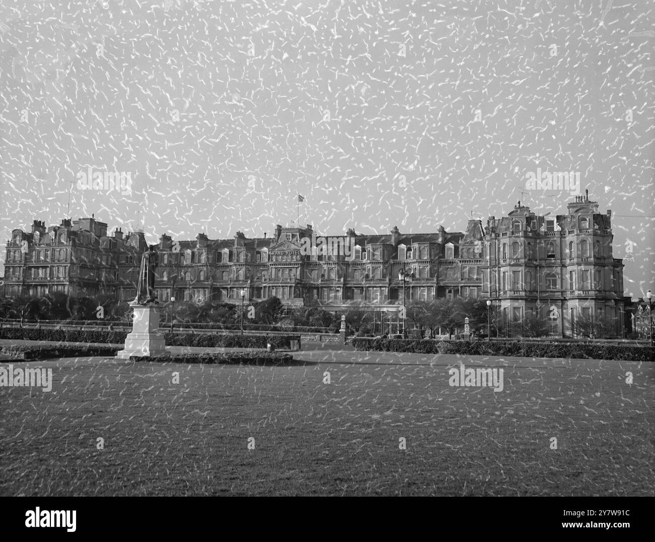 Una serie di foto scattate a Eastbourne, nel Sussex, di case ed edifici collegati a donne ricche che vi vivevano e da allora sono morte. Tutte queste donne sono state curate dal medico John Bodkin Adams, di 57 anni, che è stato accusato a Eastbourne il 19 dicembre 1956 per l'omicidio della vedova di 81 anni, la signora Edith Morrell, in data novembre 1950. Il dottor Adams ha anche altre tredici accuse, otto secondo il Forgery Act del 1913, una secondo il Larceny Act del 1916, e quattro sotto il Cremation Act del 1902. The Grand Hotel at Eastbourne, Sussex, Inghilterra. 4 gennaio 1957 Foto Stock