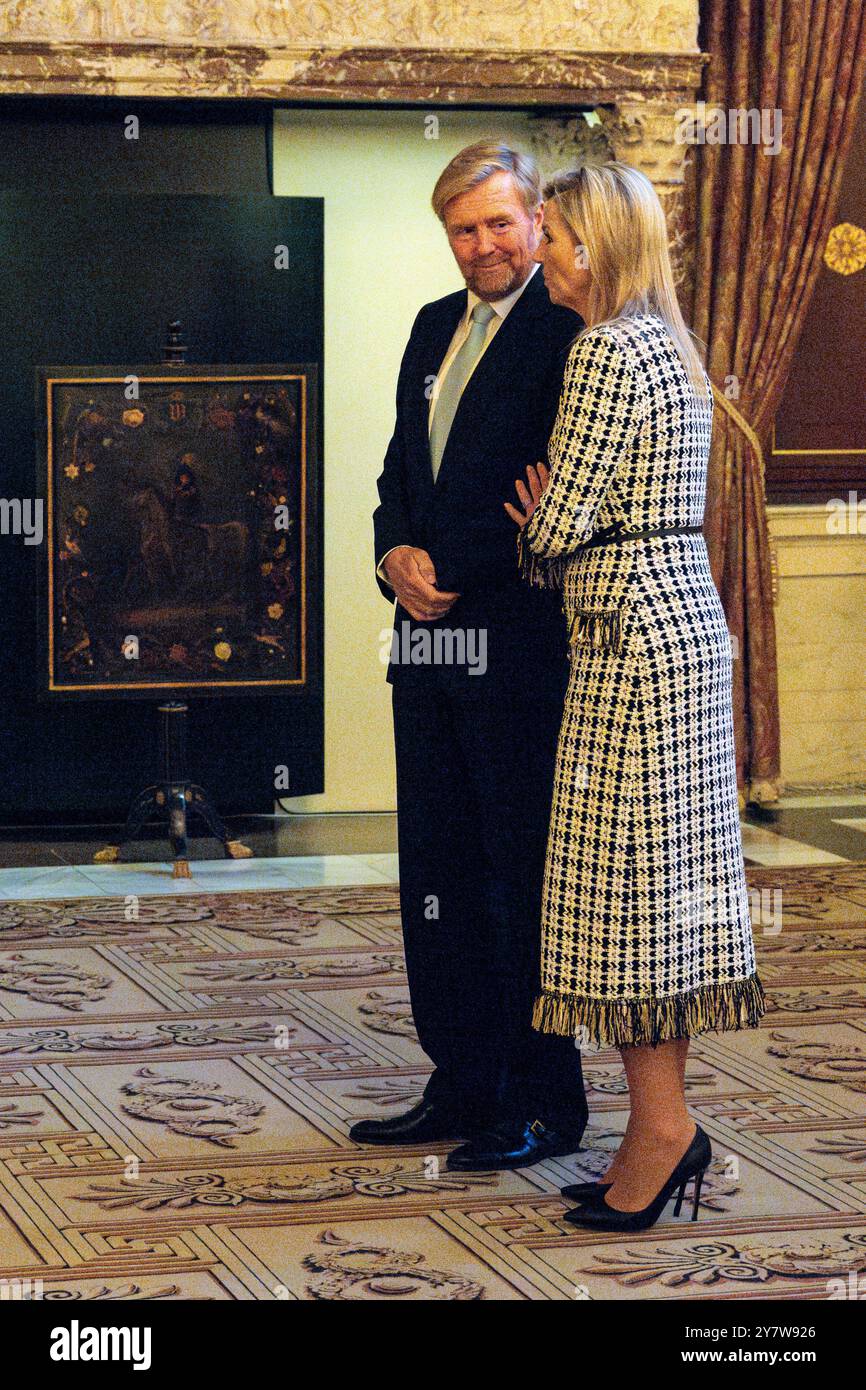 Amsterdam, Paesi Bassi, 2024-10-01 16:29:01 AMSTERDAM, 01-10-2024, Palazzo reale AmsterdamKing Willem Alexander e la Regina Máxima ricevono i partecipanti al 35° Congresso planetario ASE nel Palazzo reale di Amsterdam. L'Association of Space Explorers (ASE) è un'associazione di oltre quattrocento astronauti provenienti da 38 paesi diversi, tra cui André Kuipers. FOTO: NLBeeld/POOL/Micha Schoemaker credito: NL Beeld / Patrick van Emst Foto Stock