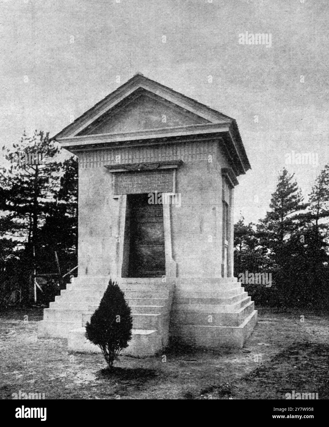 Parsee Mausoleum, consacrato a Woking il 26 giugno 1901. La piccola colonia di abitanti di Parsee in questo paese, e i loro fratelli in visita qui - insieme a Sir George Birdwood, Sir Charles Lyall, Mr Thompson MP, colonnello Wylie, e altri amici europei di questa intraprendente comunità - hanno viaggiato a Brookwood con un treno speciale da Waterloo il 26 giugno per assistere alla consacrazione di un nuovo "agiario", o tempio del fuoco, e il mausoleo eretto sul terreno riservato ai Parsesi al cimitero in memoria del defunto signor Nowrosji N Wadia CIE che, con circa 23 connazionali, è sepolto lì.6 Foto Stock