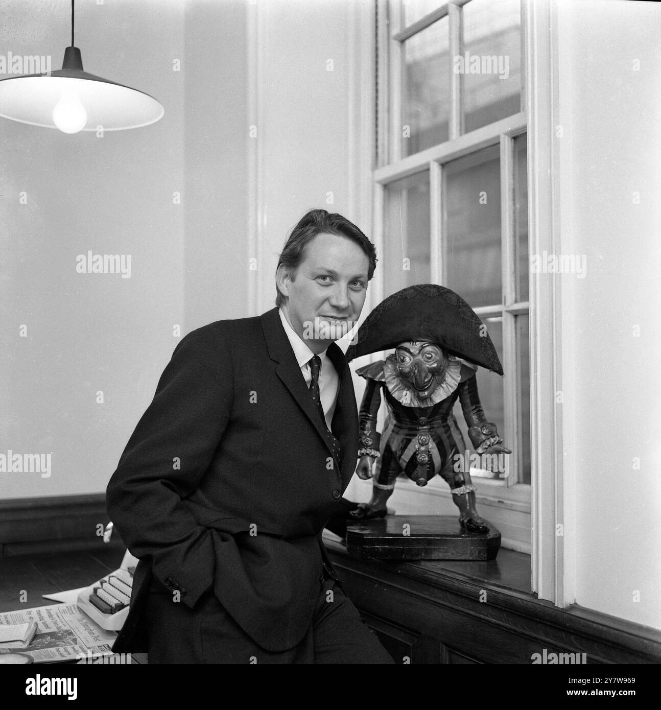 William Davis , il nuovo direttore della rivista londinese Punch, nella foto di oggi alla sua scrivania in Bouverie Street, Londra.8 gennaio 1969 Foto Stock