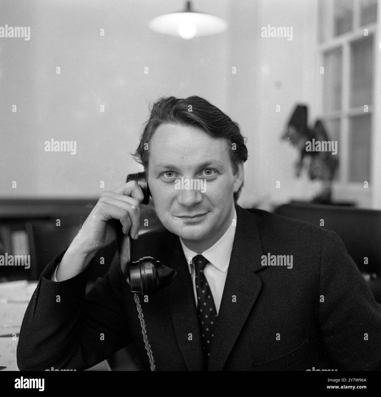 William Davis , il nuovo direttore della rivista londinese Punch, nella foto di oggi alla sua scrivania in Bouverie Street, Londra.8 gennaio 1969 Foto Stock
