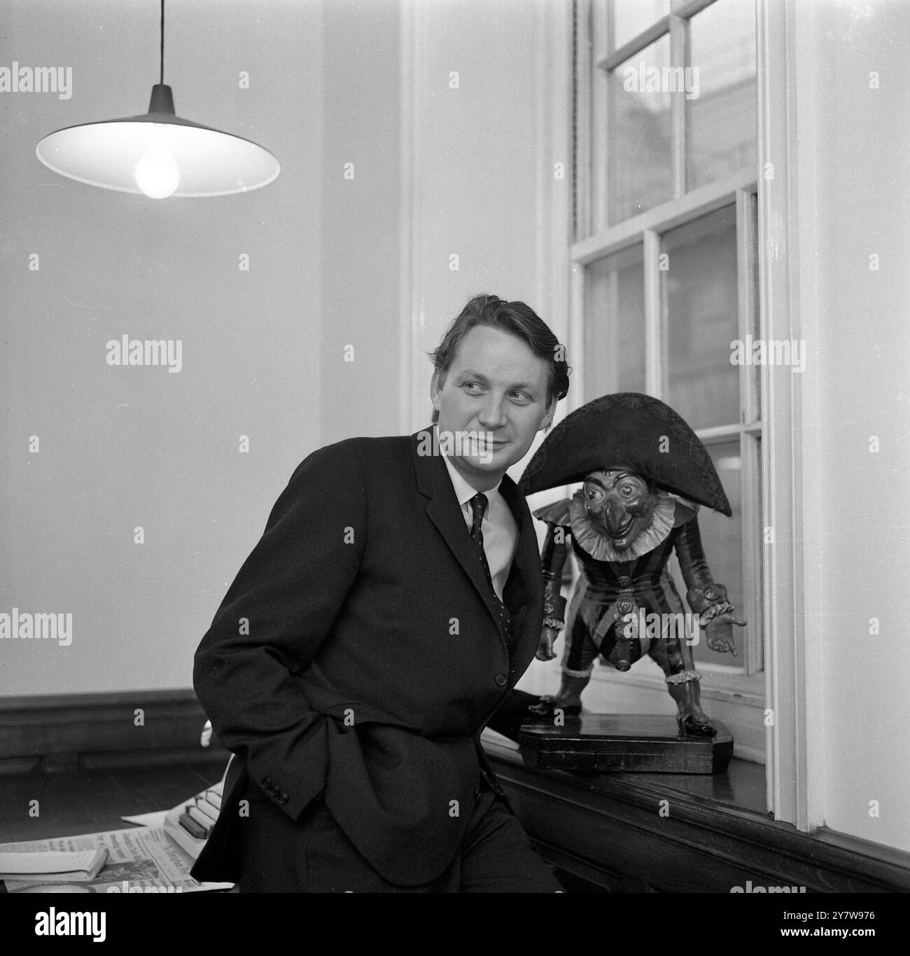 William Davis , il nuovo direttore della rivista londinese Punch, nella foto di oggi alla sua scrivania in Bouverie Street, Londra.8 gennaio 1969 Foto Stock