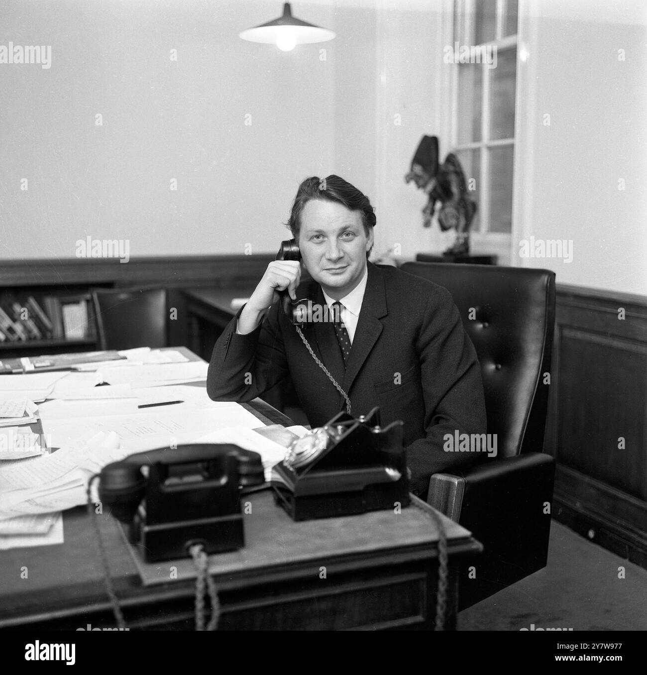 William Davis , il nuovo direttore della rivista londinese Punch, nella foto di oggi alla sua scrivania in Bouverie Street, Londra.8 gennaio 1969 Foto Stock