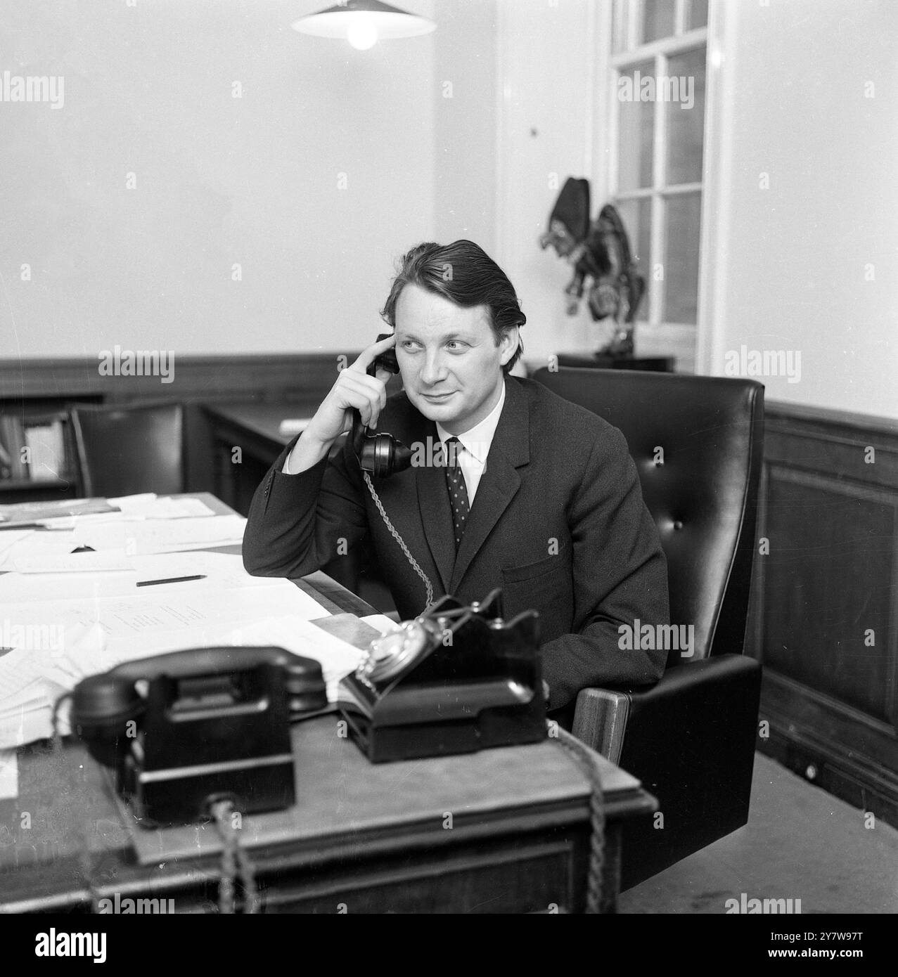 William Davis , il nuovo direttore della rivista londinese Punch, nella foto di oggi alla sua scrivania in Bouverie Street, Londra.8 gennaio 1969 Foto Stock