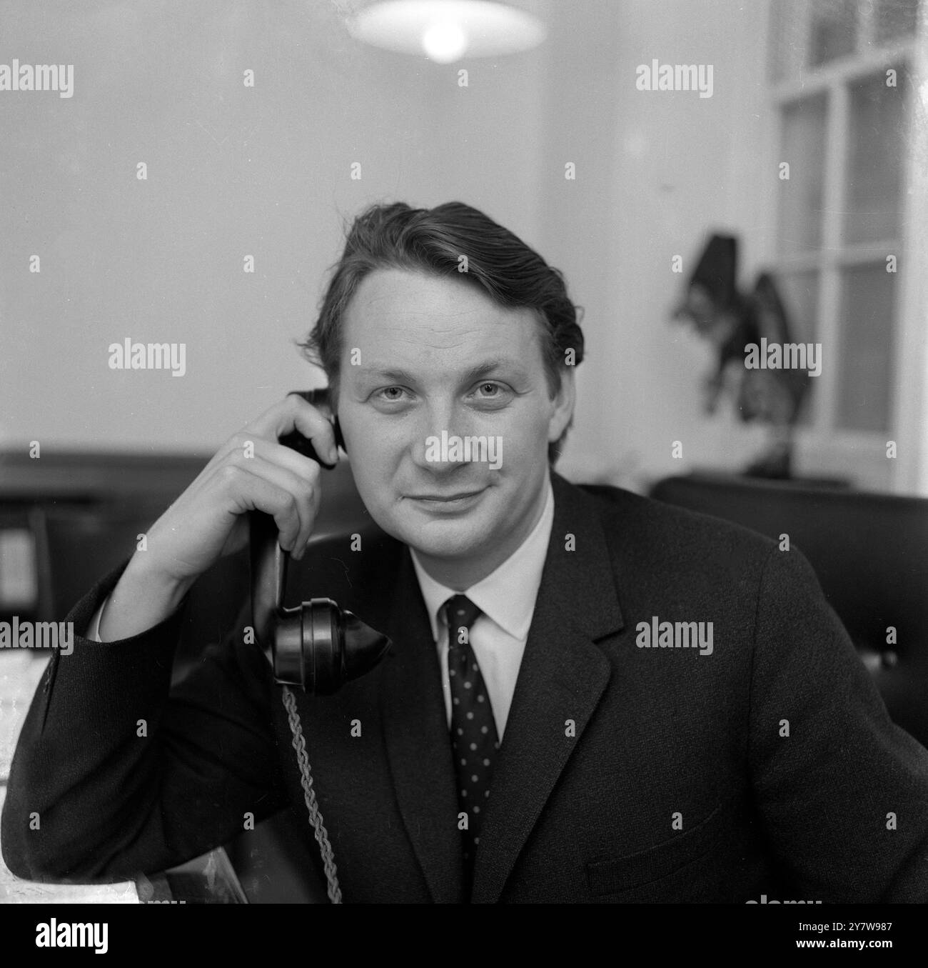 William Davis , il nuovo direttore della rivista londinese Punch, nella foto di oggi alla sua scrivania in Bouverie Street, Londra.8 gennaio 1969 Foto Stock