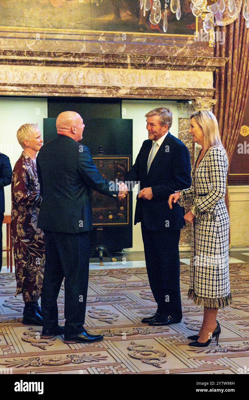 Amsterdam, Paesi Bassi, 2024-10-01 16:29:13 AMSTERDAM, 01-10-2024, Palazzo reale AmsterdamKing Willem Alexander e la Regina Máxima ricevono i partecipanti al 35° Congresso planetario ASE nel Palazzo reale di Amsterdam. L'Association of Space Explorers (ASE) è un'associazione di oltre quattrocento astronauti provenienti da 38 paesi diversi, tra cui André Kuipers. FOTO: NLBeeld/POOL/Micha Schoemaker credito: NL Beeld / Patrick van Emst Foto Stock
