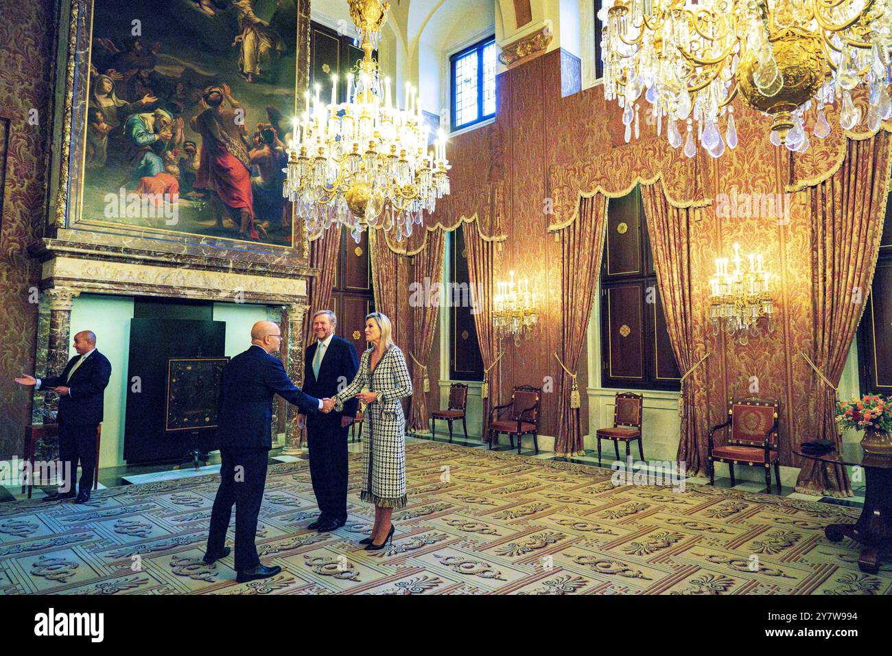 Amsterdam, Paesi Bassi, 2024-10-01 16:29:58 AMSTERDAM, 01-10-2024, Palazzo reale AmsterdamKing Willem Alexander e la Regina Máxima ricevono i partecipanti al 35° Congresso planetario ASE nel Palazzo reale di Amsterdam. L'Association of Space Explorers (ASE) è un'associazione di oltre quattrocento astronauti provenienti da 38 paesi diversi, tra cui André Kuipers. FOTO: NLBeeld/POOL/Micha Schoemaker credito: NL Beeld / Patrick van Emst Foto Stock