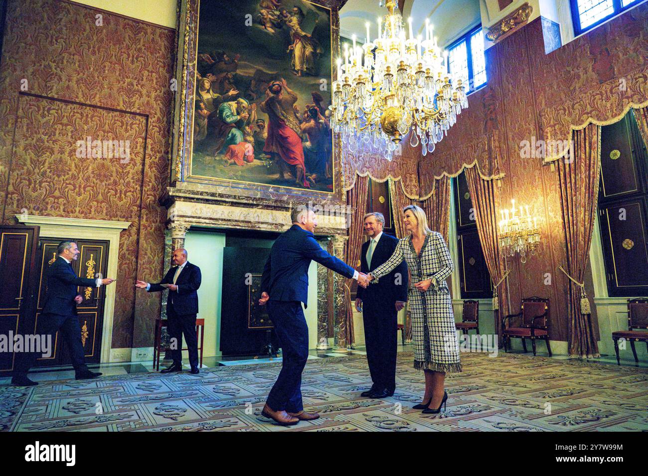 Amsterdam, Paesi Bassi, 2024-10-01 16:30:34 AMSTERDAM, 01-10-2024, Palazzo reale AmsterdamKing Willem Alexander e la Regina Máxima ricevono i partecipanti al 35° Congresso planetario ASE nel Palazzo reale di Amsterdam. L'Association of Space Explorers (ASE) è un'associazione di oltre quattrocento astronauti provenienti da 38 paesi diversi, tra cui André Kuipers. FOTO: NLBeeld/POOL/Micha Schoemaker credito: NL Beeld / Patrick van Emst Foto Stock