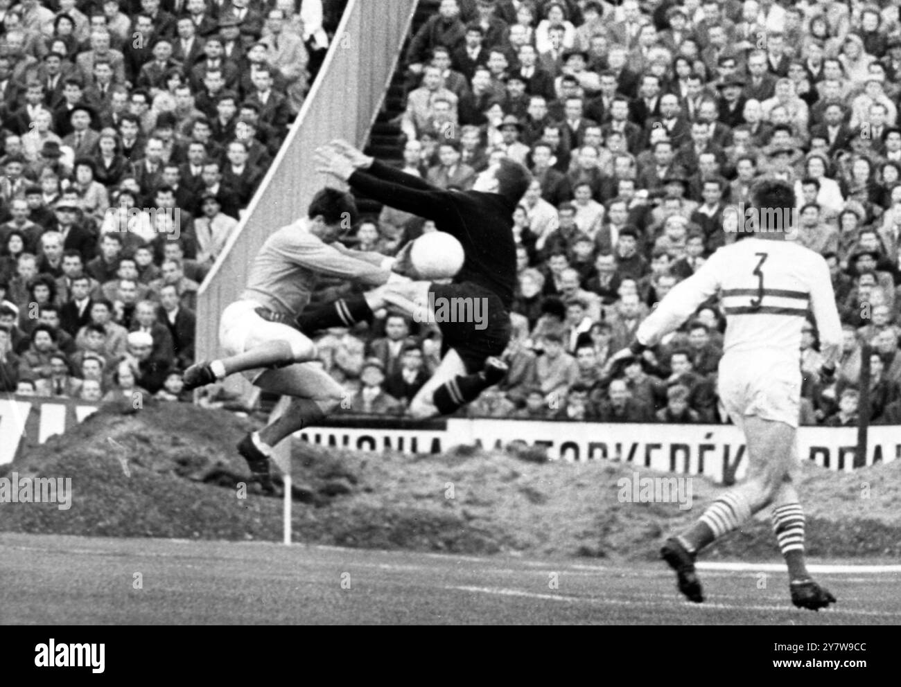 Istvan Geczi , il portiere ungherese , salva dal David Herd del Manchester United (a sinistra) durante la semifinale di Inter-Cities Fairs Cup , andata di ritorno tra il Manchester United e il Ferencvaros ungherese , 6 giugno 1965 . La partita , in cui Crerand , Manchester United e Pat Orosz , Ferencvaros sono stati espulsi dal campo al 75 ° minuto , si è conclusa con una vittoria 1-0 per la squadra ungherese il .10 giugno 1965 Foto Stock