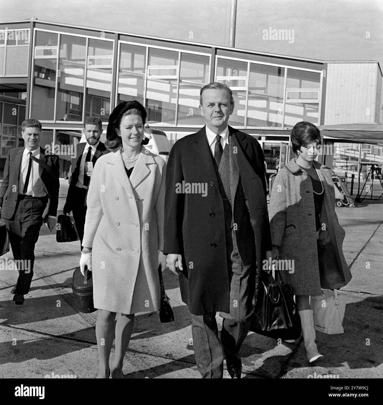 Film astar David Tomlinson e sua moglie Audrey lasciano l'aeroporto di Londra (Heathrow) per una visita a Geneva23 ottobre 1967 Foto Stock