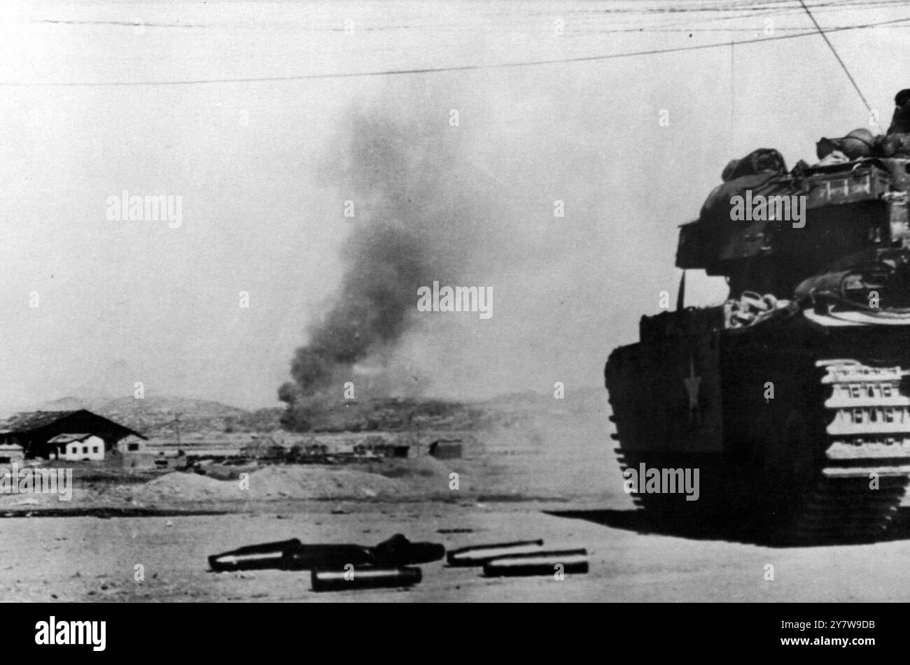 Parcheggiato sulla riva del fiume Han , un carro armato britannico Churchill sta gettando proiettili attraverso il fiume in posizioni comuniste a Seul . I contenitori di shell esauriti sono a terra . Le pattuglie delle Nazioni Unite hanno ripetutamente indagato nella ex capitale della Corea del Sud , ma non sono state in grado di tenere posizioni contro i contrattacchi comunisti il .18 febbraio 1951 Foto Stock